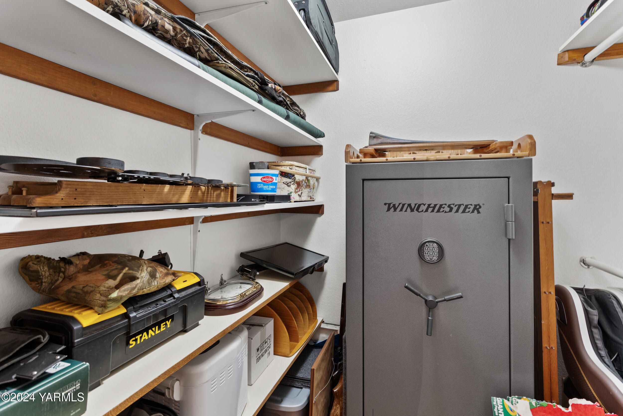 Yakima, Washington 98901, United States, 3 Bedrooms Bedrooms, ,2 BathroomsBathrooms,Residential,Pending,34353