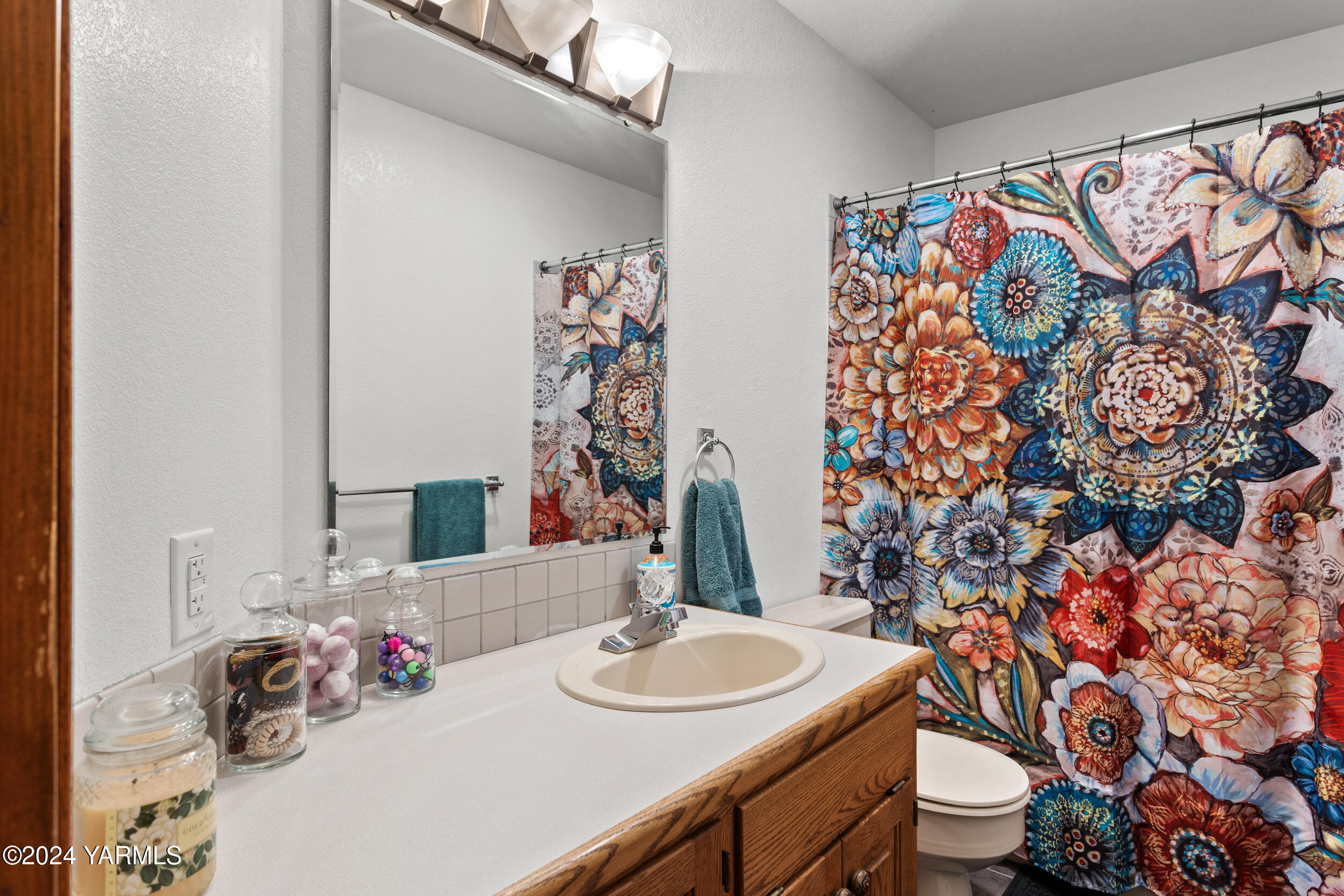 Yakima, Washington 98901, United States, 3 Bedrooms Bedrooms, ,2 BathroomsBathrooms,Residential,Pending,34353