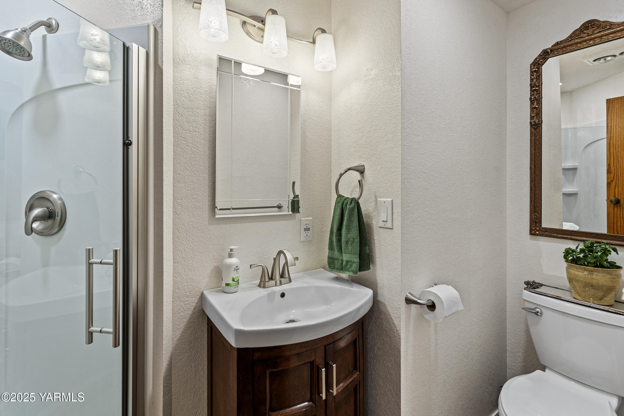 Yakima, Washington 98901, United States, 3 Bedrooms Bedrooms, ,2 BathroomsBathrooms,Residential,Pending,102318