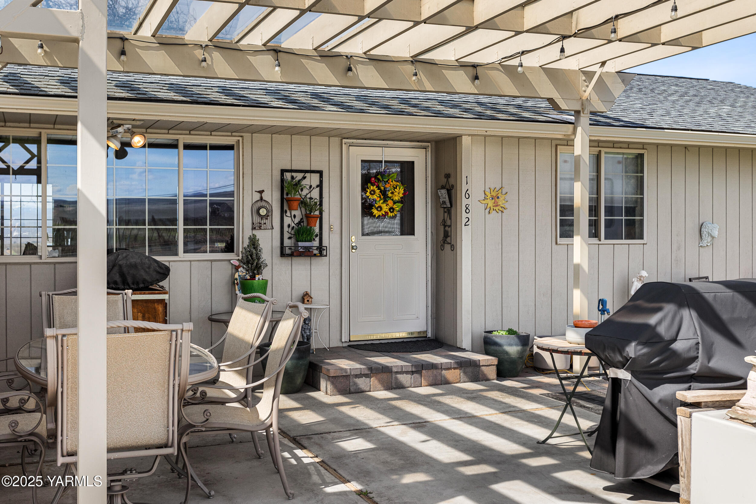 Yakima, Washington 98901, United States, 3 Bedrooms Bedrooms, ,2 BathroomsBathrooms,Residential,Pending,102318