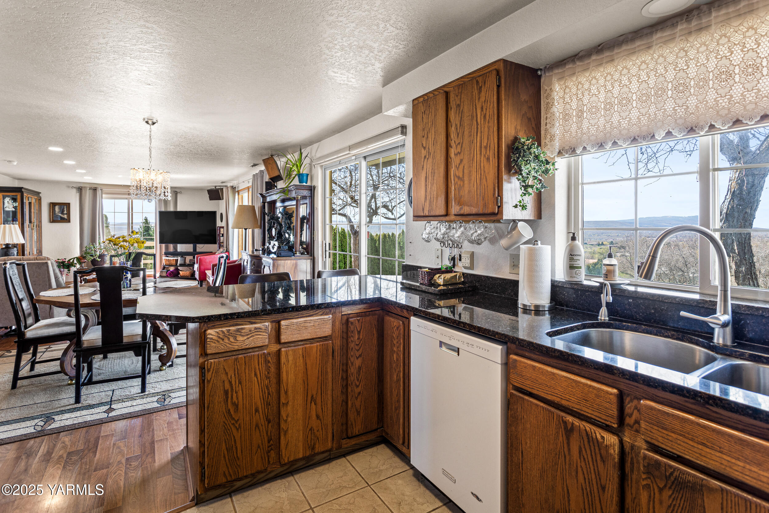 Yakima, Washington 98901, United States, 3 Bedrooms Bedrooms, ,2 BathroomsBathrooms,Residential,Pending,102318