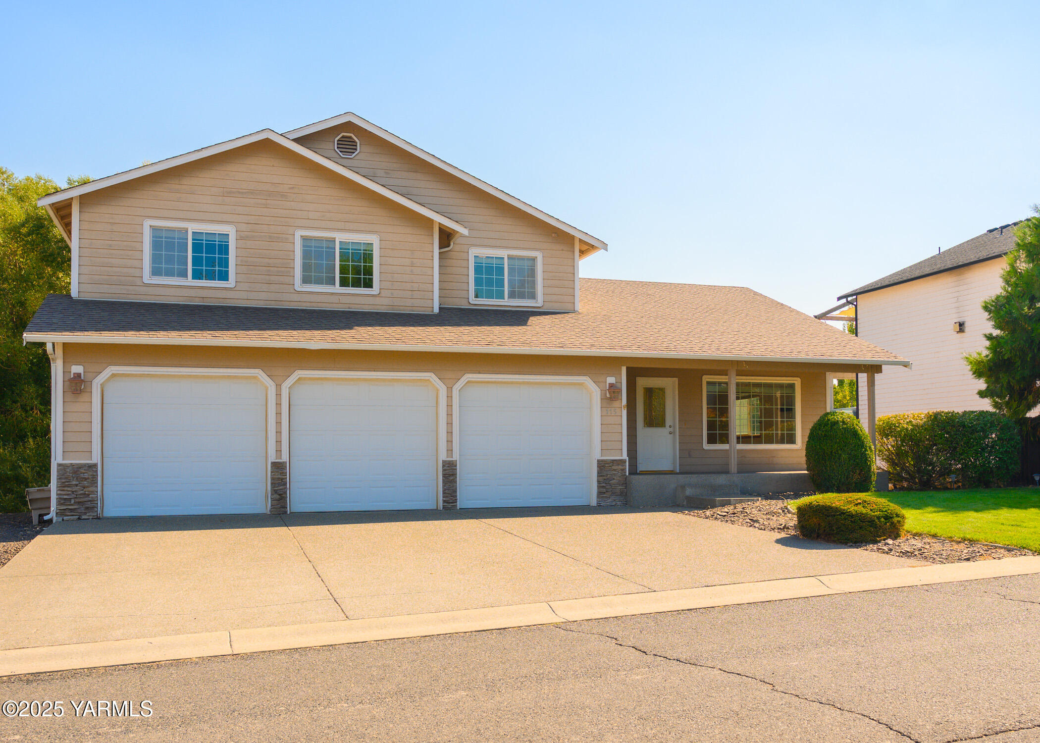 Selah, Washington 98942, United States, 5 Bedrooms Bedrooms, ,4 BathroomsBathrooms,Residential,Active,219545