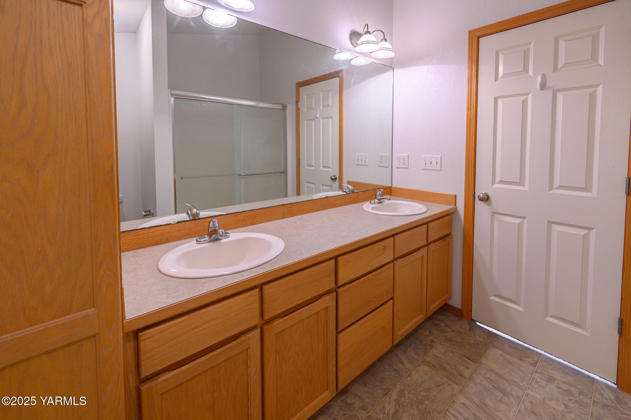 Selah, Washington 98942, United States, 5 Bedrooms Bedrooms, ,4 BathroomsBathrooms,Residential,Active,219545