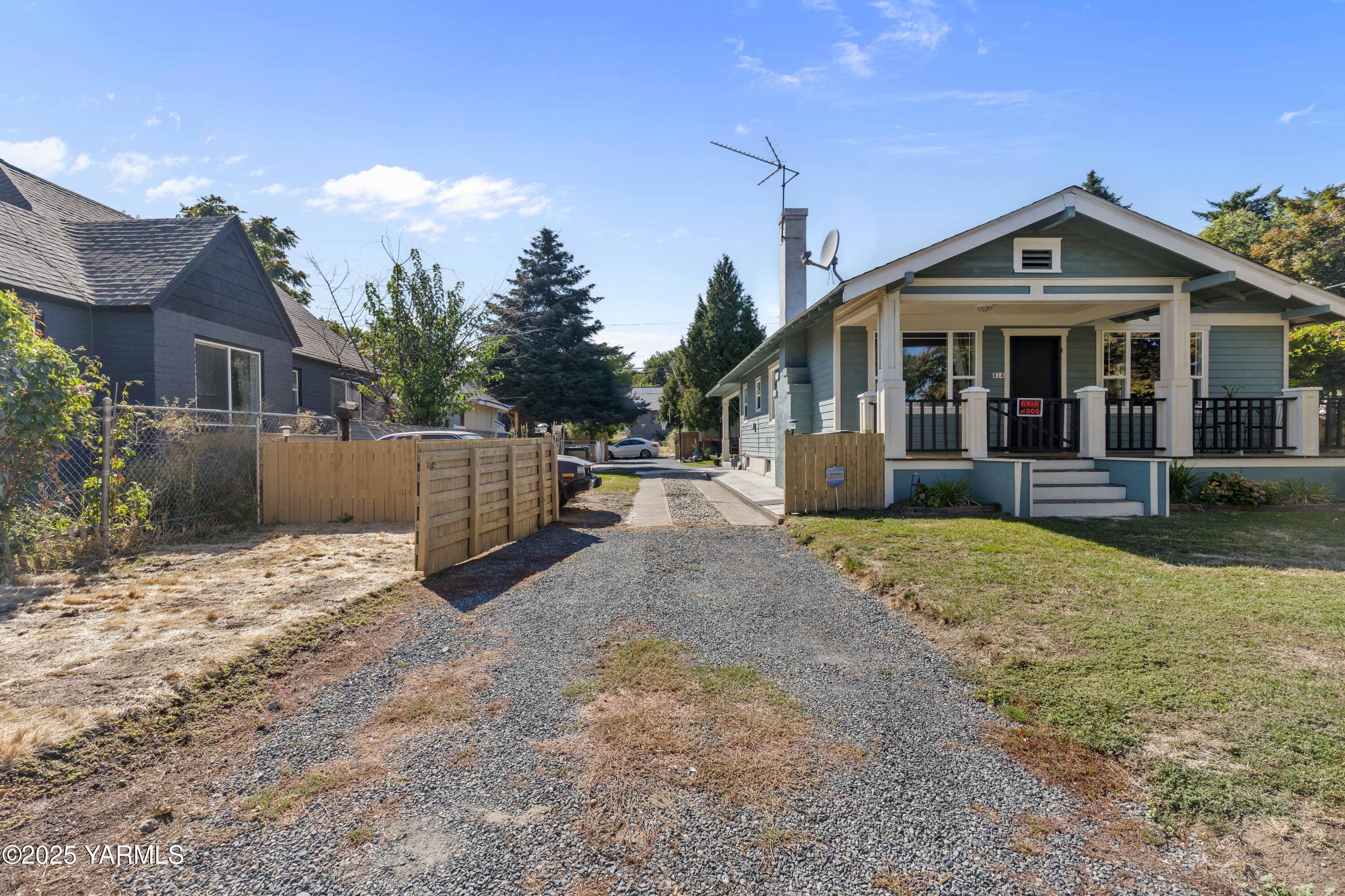 Yakima, Washington 98902, United States, 4 Bedrooms Bedrooms, ,2 BathroomsBathrooms,Residential,Pending,197229