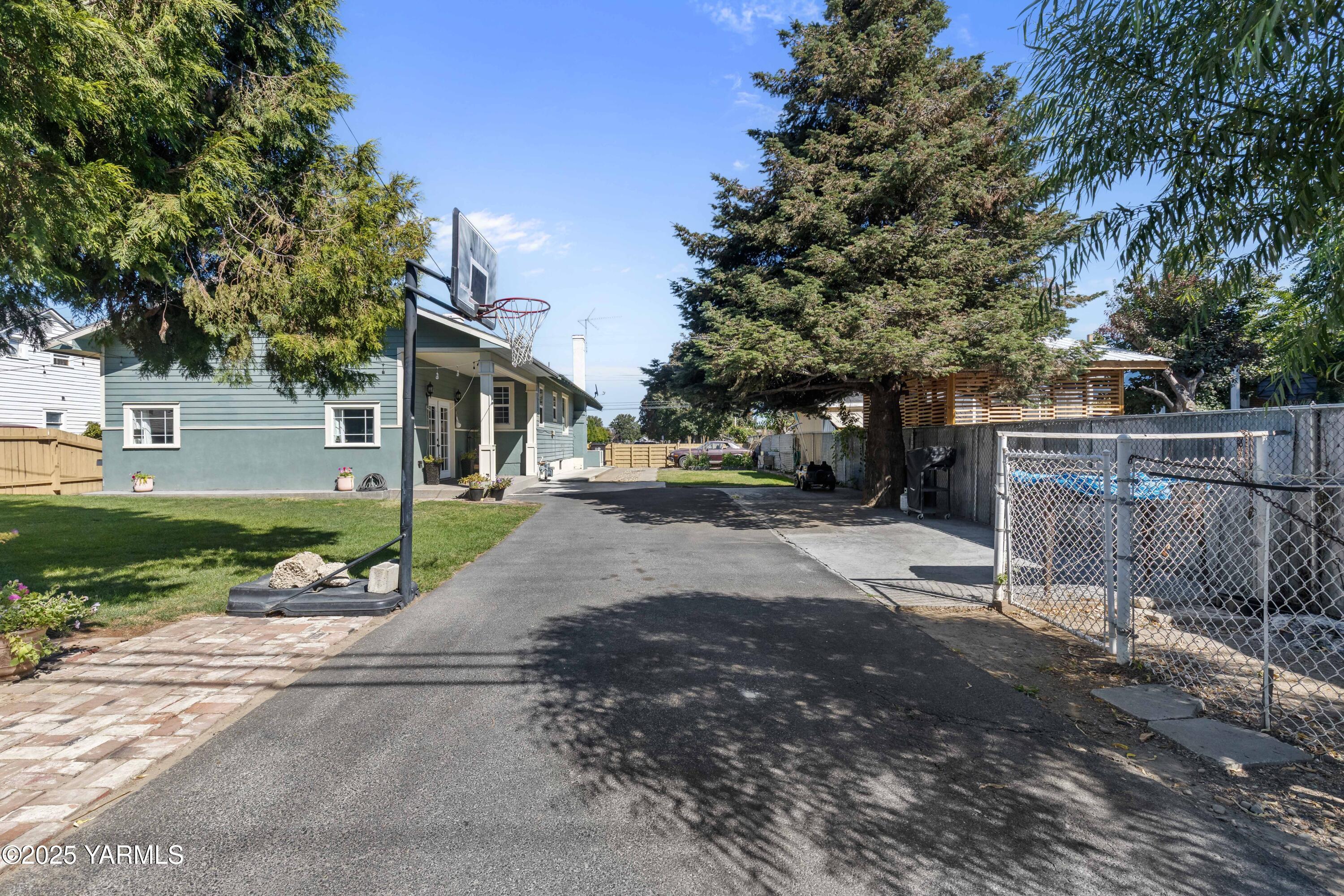 Yakima, Washington 98902, United States, 4 Bedrooms Bedrooms, ,2 BathroomsBathrooms,Residential,Pending,197229