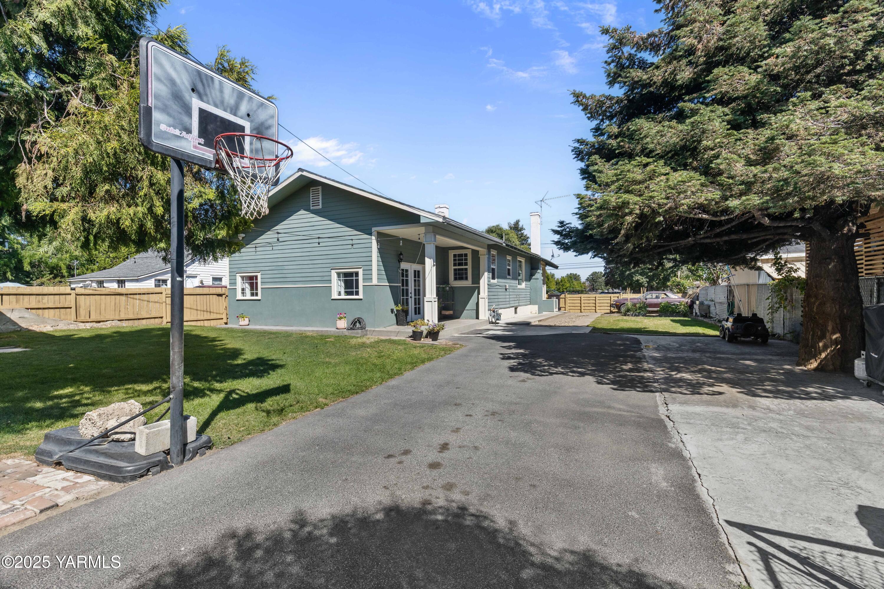 Yakima, Washington 98902, United States, 4 Bedrooms Bedrooms, ,2 BathroomsBathrooms,Residential,Pending,197229