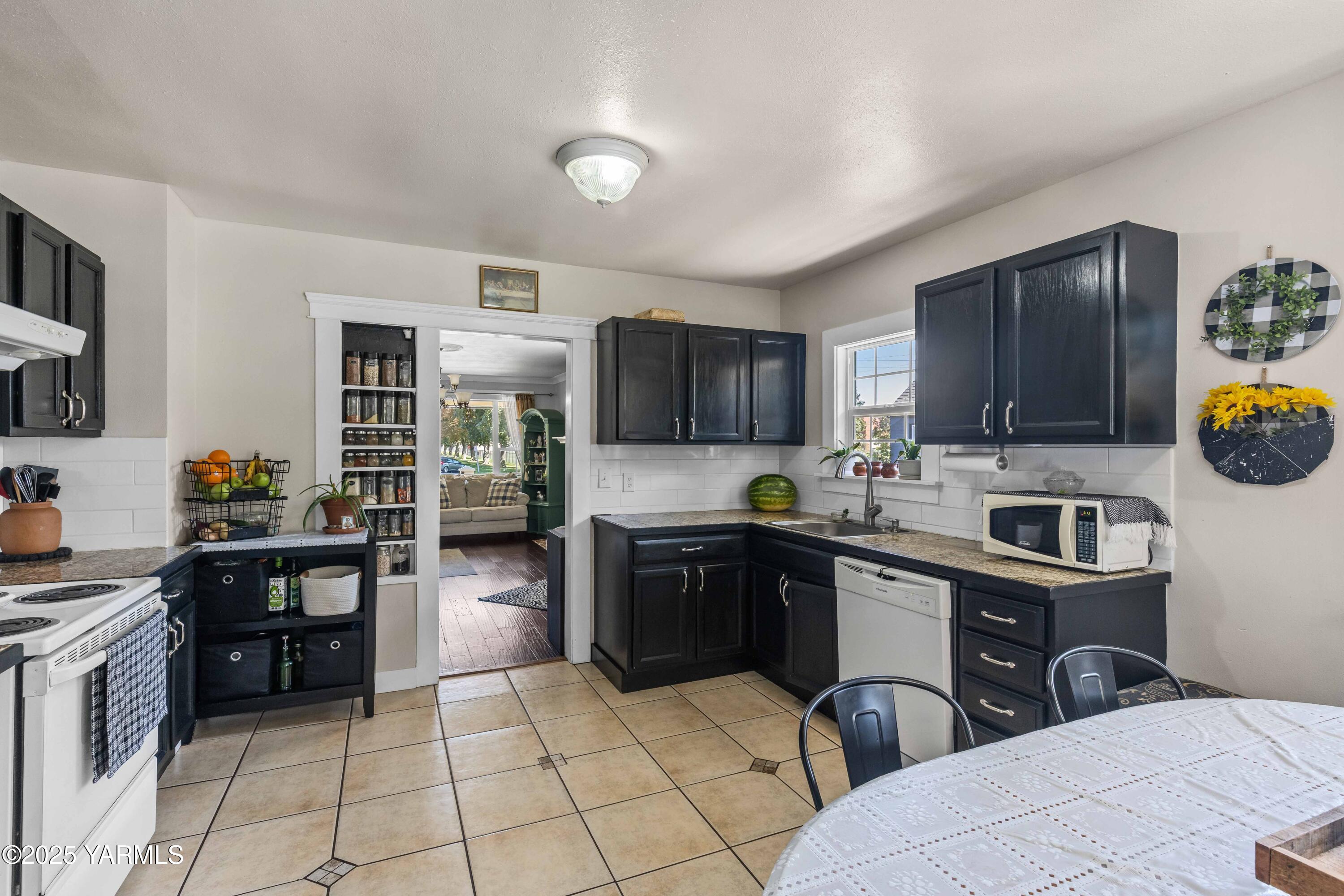 Yakima, Washington 98902, United States, 4 Bedrooms Bedrooms, ,2 BathroomsBathrooms,Residential,Pending,197229