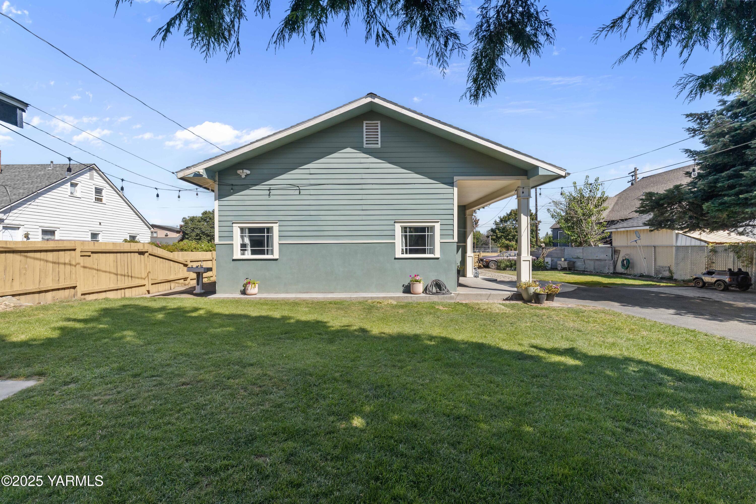 Yakima, Washington 98902, United States, 4 Bedrooms Bedrooms, ,2 BathroomsBathrooms,Residential,Pending,197229