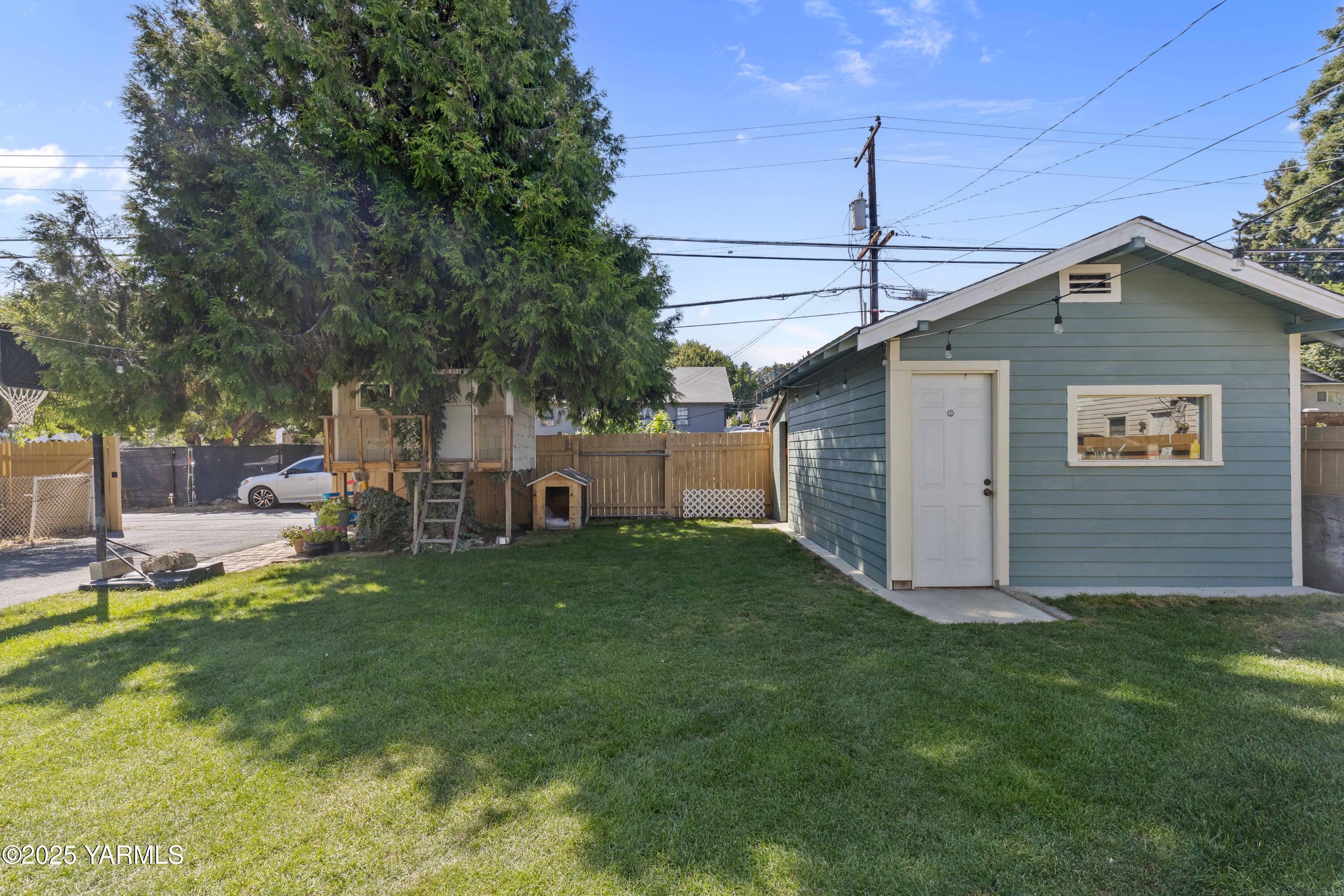 Yakima, Washington 98902, United States, 4 Bedrooms Bedrooms, ,2 BathroomsBathrooms,Residential,Pending,197229