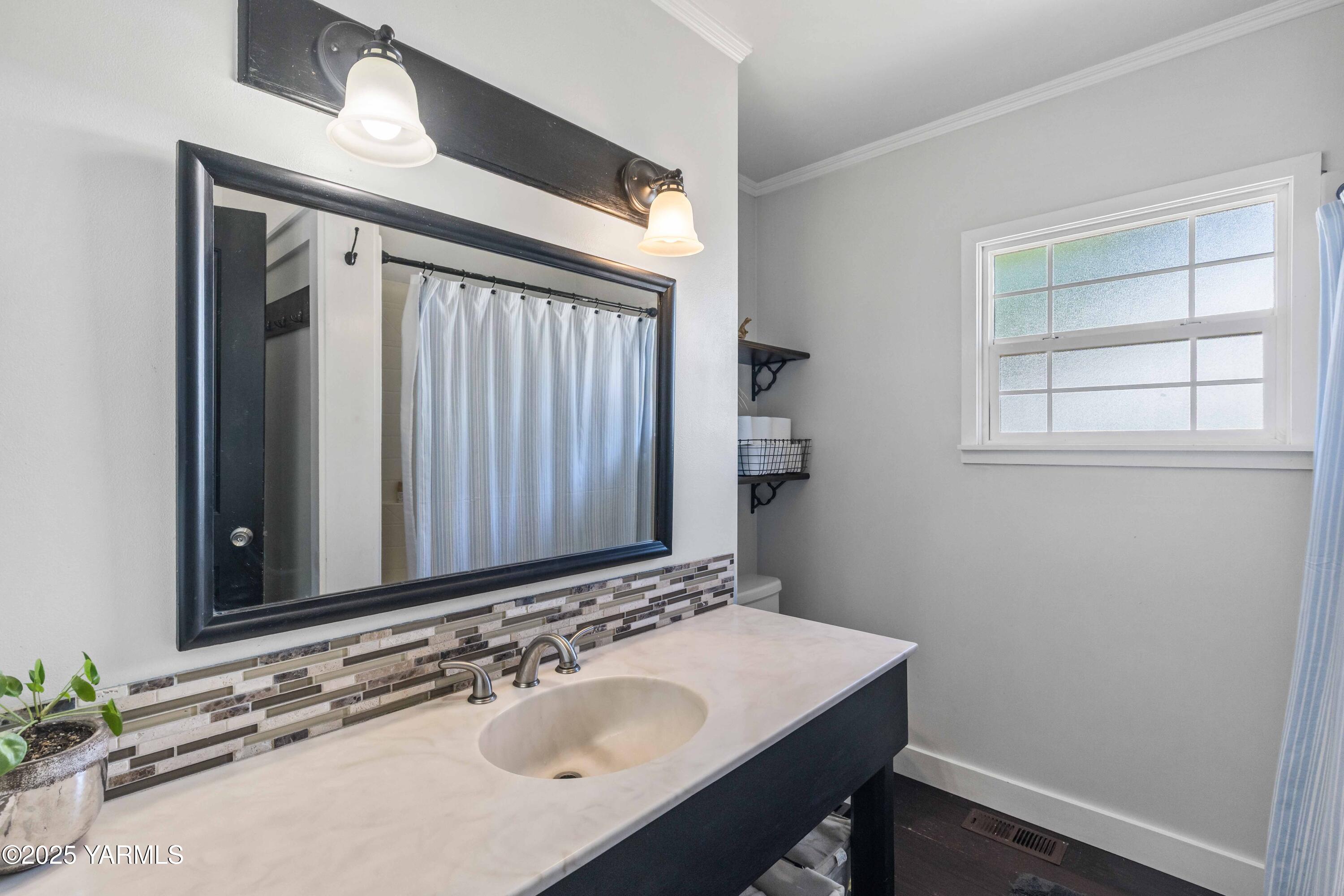 Yakima, Washington 98902, United States, 4 Bedrooms Bedrooms, ,2 BathroomsBathrooms,Residential,Pending,197229