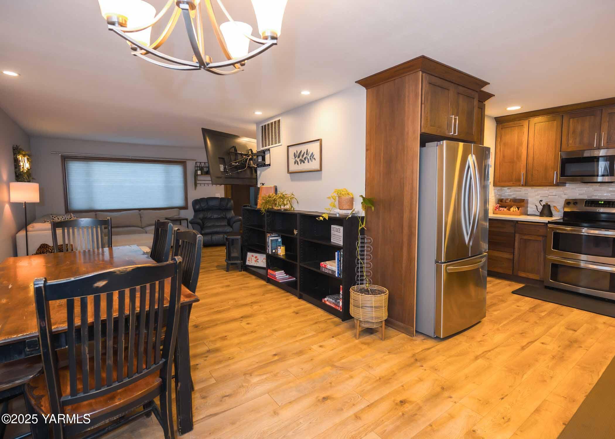 Yakima, Washington 98908, United States, 2 Bedrooms Bedrooms, ,3 BathroomsBathrooms,Residential,Active,242471