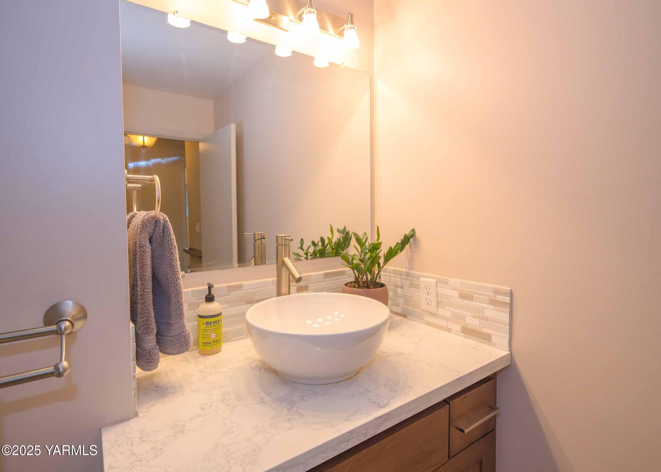 Yakima, Washington 98908, United States, 2 Bedrooms Bedrooms, ,3 BathroomsBathrooms,Residential,Active,242471