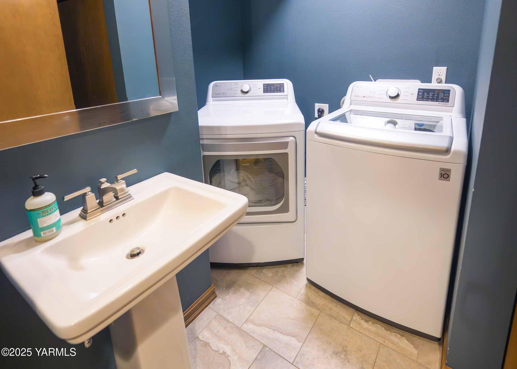 Yakima, Washington 98908, United States, 2 Bedrooms Bedrooms, ,3 BathroomsBathrooms,Residential,Active,242471