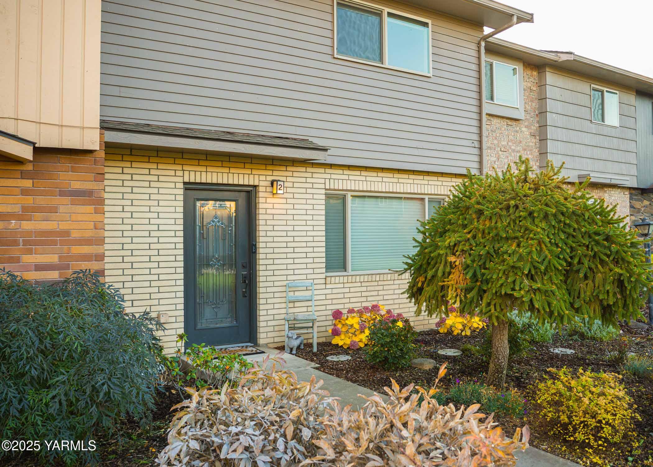 Yakima, Washington 98908, United States, 2 Bedrooms Bedrooms, ,3 BathroomsBathrooms,Residential,Active,242471