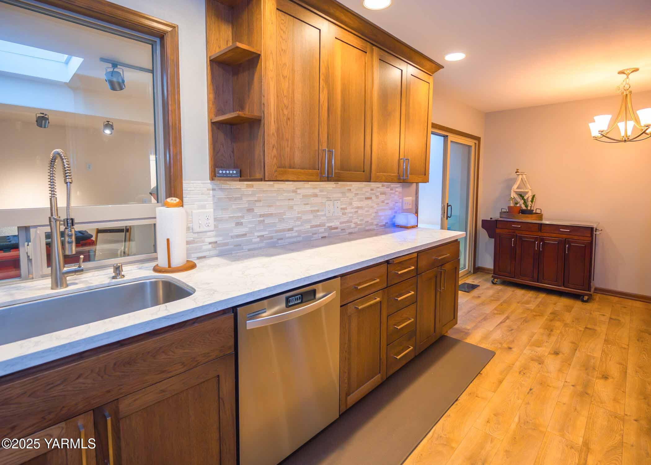 Yakima, Washington 98908, United States, 2 Bedrooms Bedrooms, ,3 BathroomsBathrooms,Residential,Active,242471