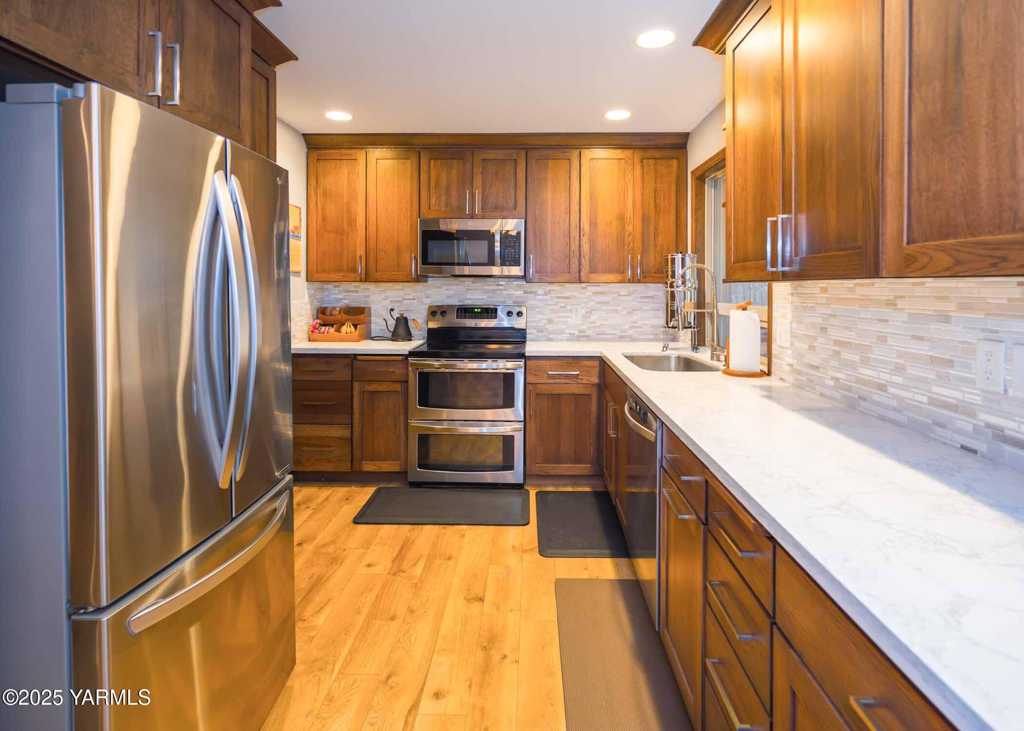 Yakima, Washington 98908, United States, 2 Bedrooms Bedrooms, ,3 BathroomsBathrooms,Residential,Active,242471