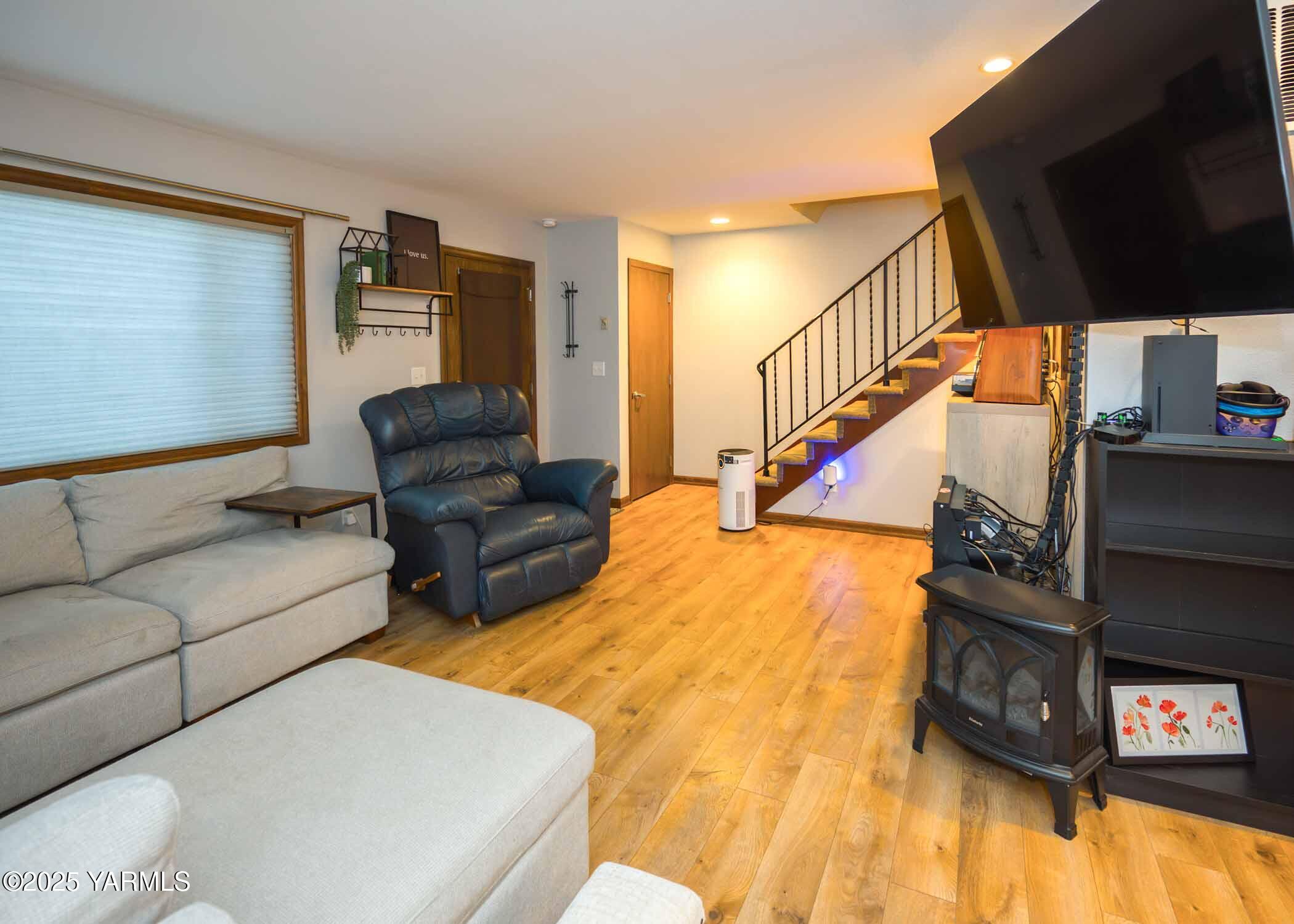 Yakima, Washington 98908, United States, 2 Bedrooms Bedrooms, ,3 BathroomsBathrooms,Residential,Active,242471