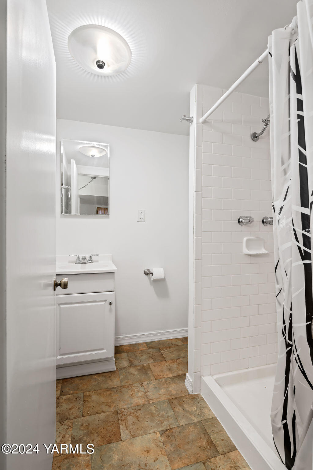 Yakima, Washington 98902, United States, 3 Bedrooms Bedrooms, ,2 BathroomsBathrooms,Residential,Active,27682