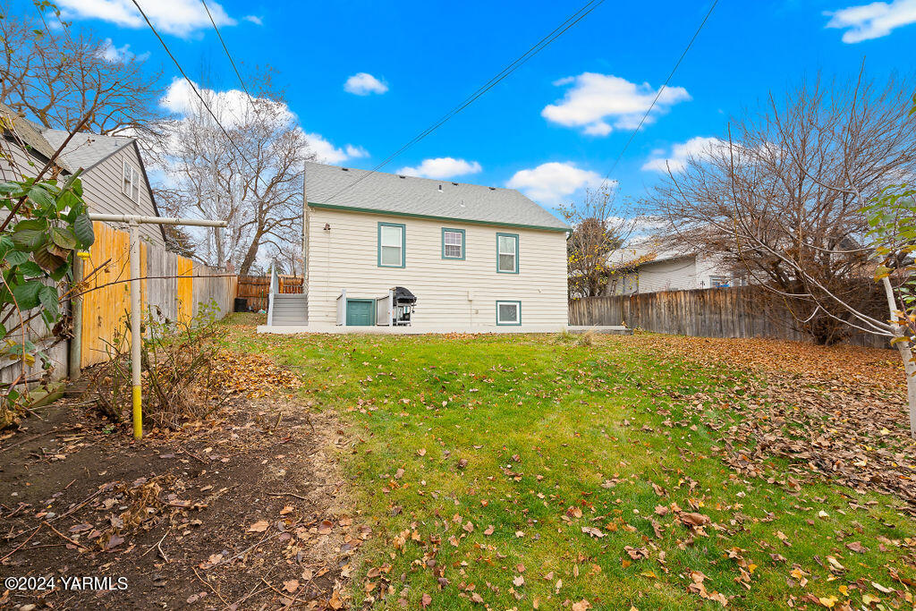 Yakima, Washington 98902, United States, 3 Bedrooms Bedrooms, ,2 BathroomsBathrooms,Residential,Active,27682