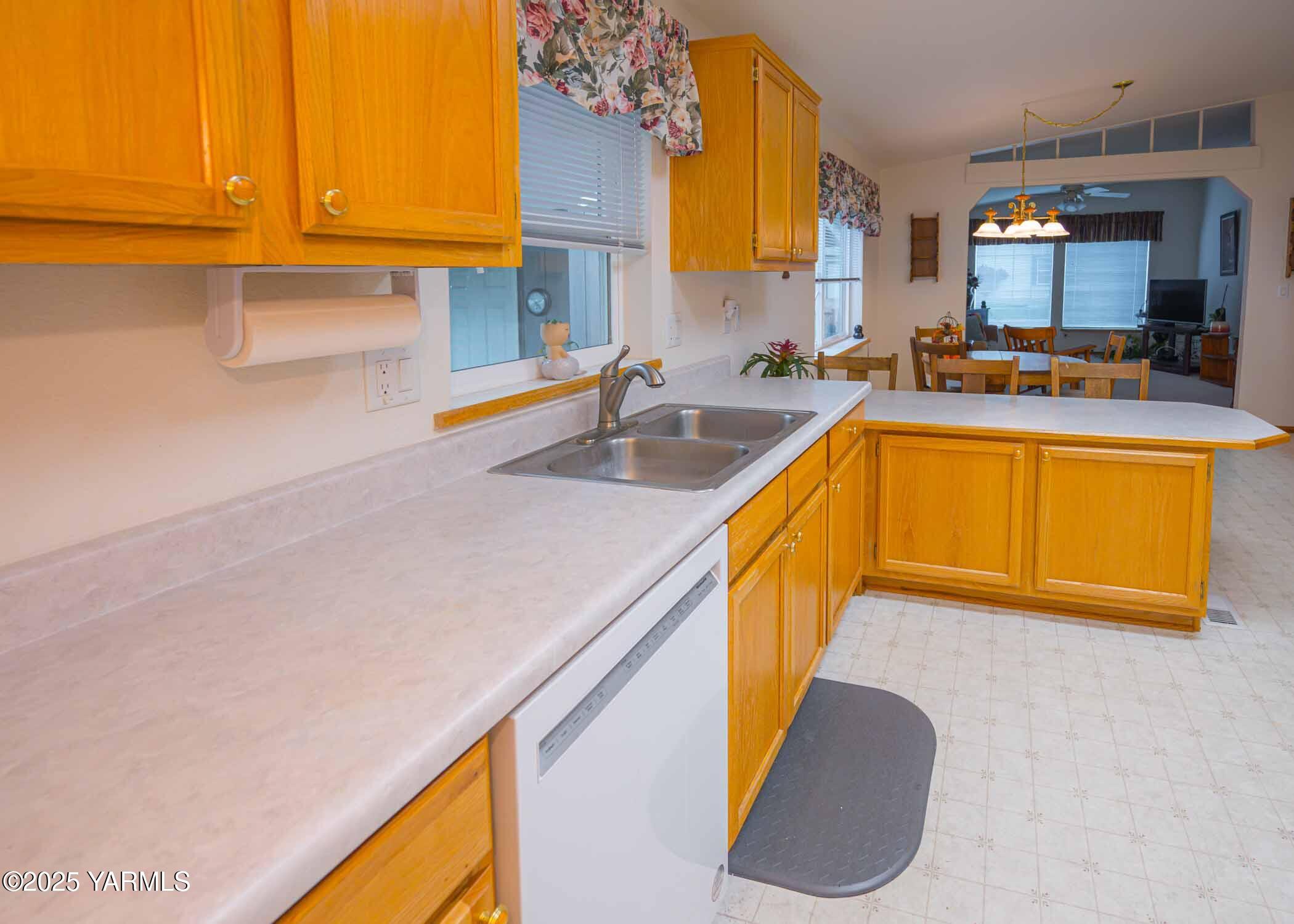 Yakima, Washington 98908, United States, 3 Bedrooms Bedrooms, ,2 BathroomsBathrooms,Residential,Active,242483