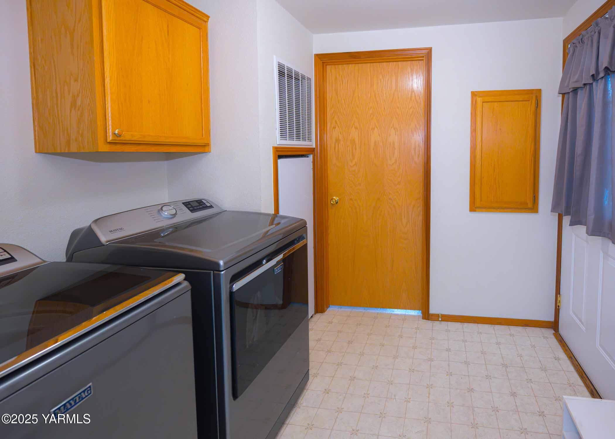 Yakima, Washington 98908, United States, 3 Bedrooms Bedrooms, ,2 BathroomsBathrooms,Residential,Active,242483