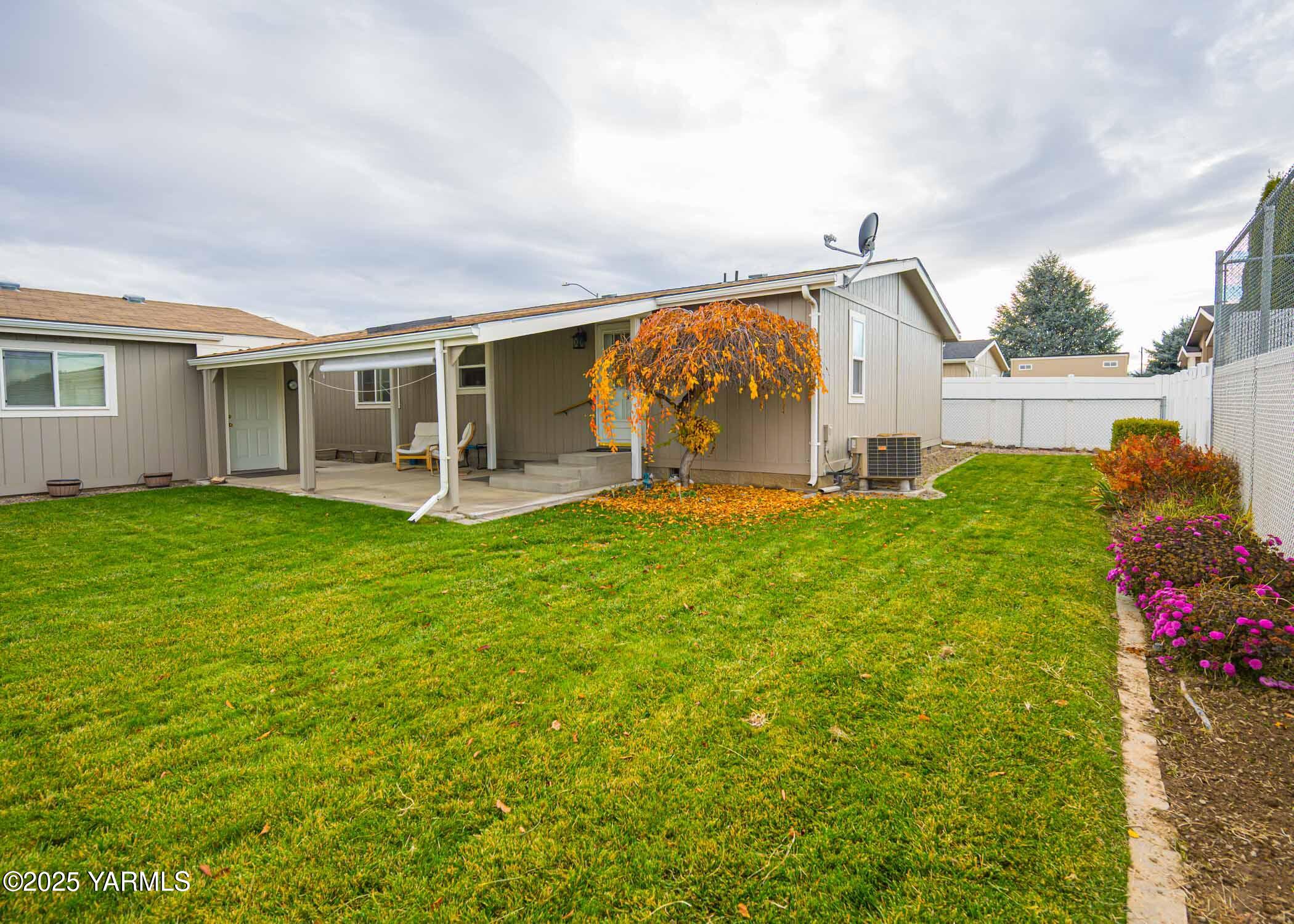Yakima, Washington 98908, United States, 3 Bedrooms Bedrooms, ,2 BathroomsBathrooms,Residential,Active,242483