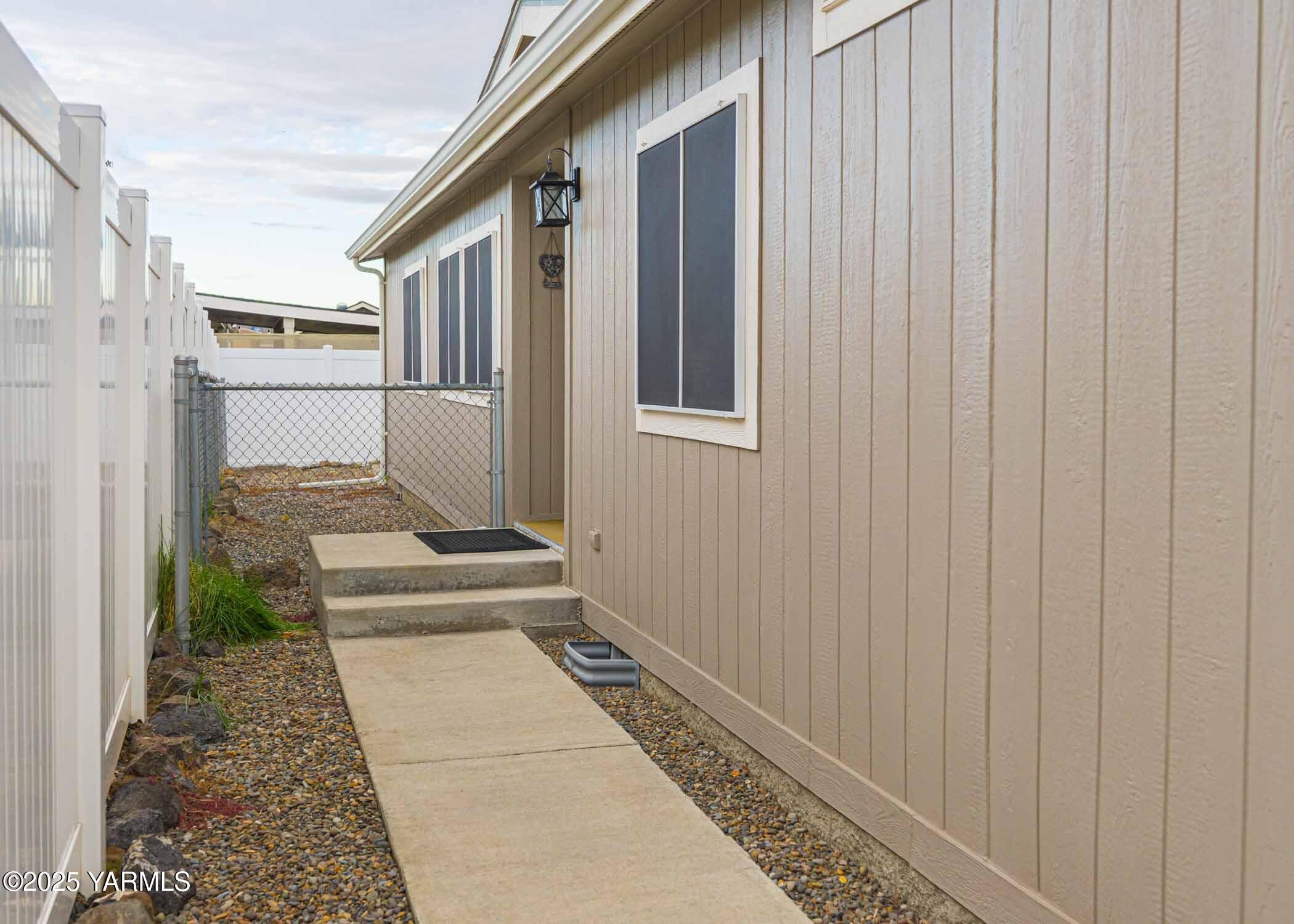 Yakima, Washington 98908, United States, 3 Bedrooms Bedrooms, ,2 BathroomsBathrooms,Residential,Active,242483