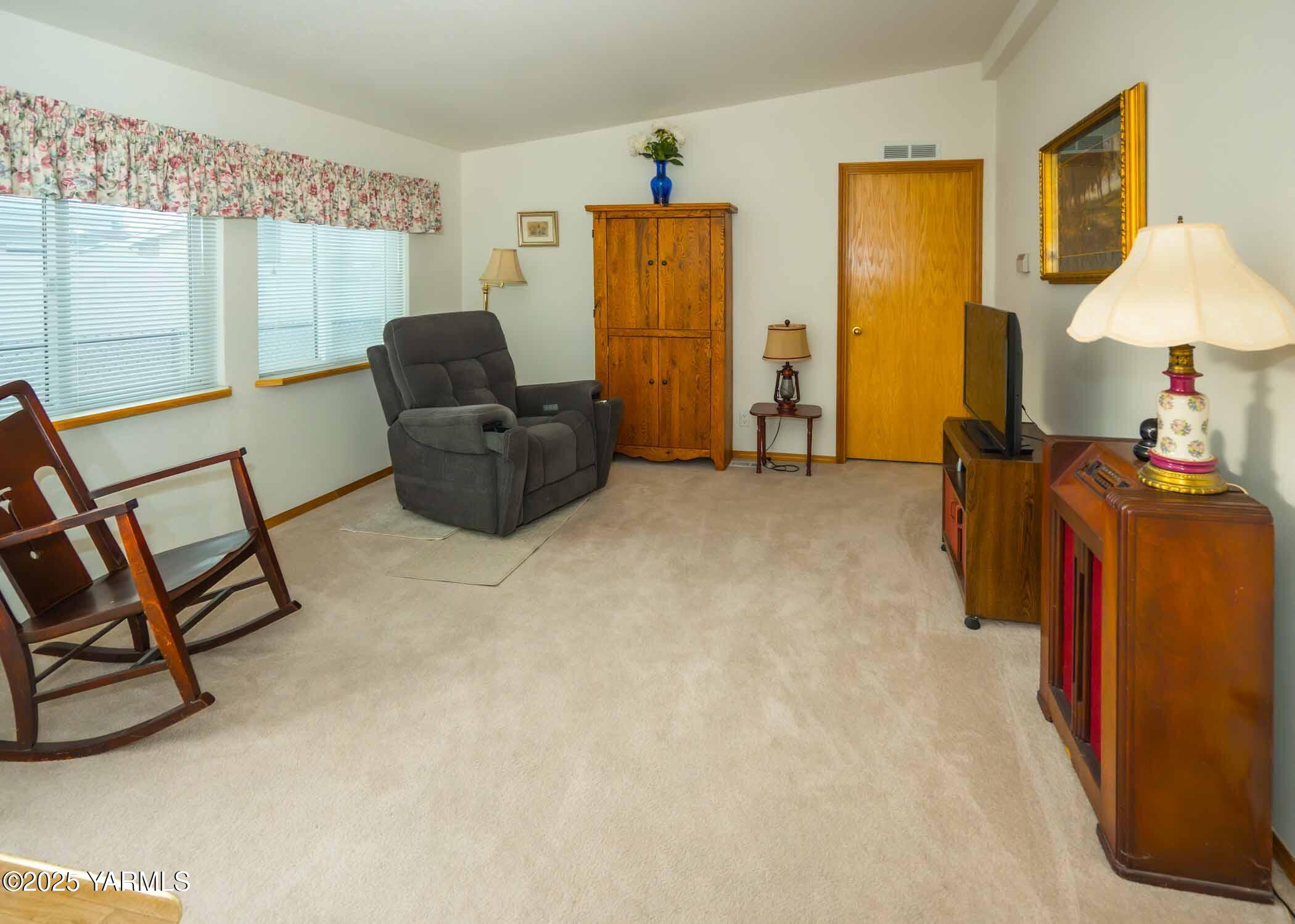 Yakima, Washington 98908, United States, 3 Bedrooms Bedrooms, ,2 BathroomsBathrooms,Residential,Active,242483