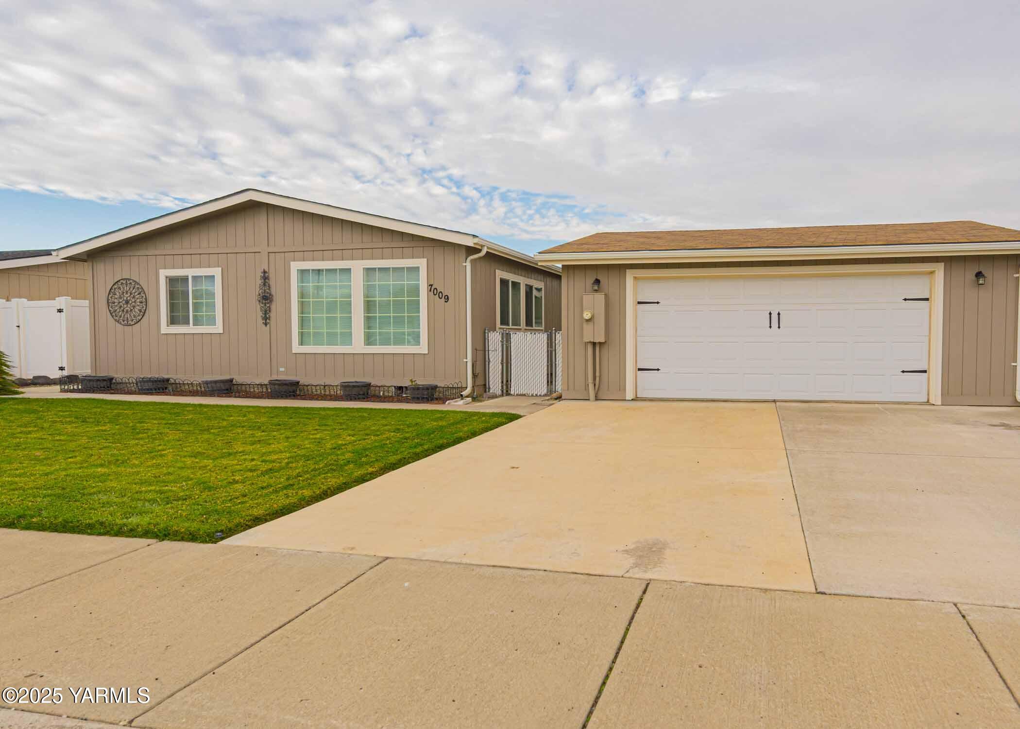 Yakima, Washington 98908, United States, 3 Bedrooms Bedrooms, ,2 BathroomsBathrooms,Residential,Active,242483