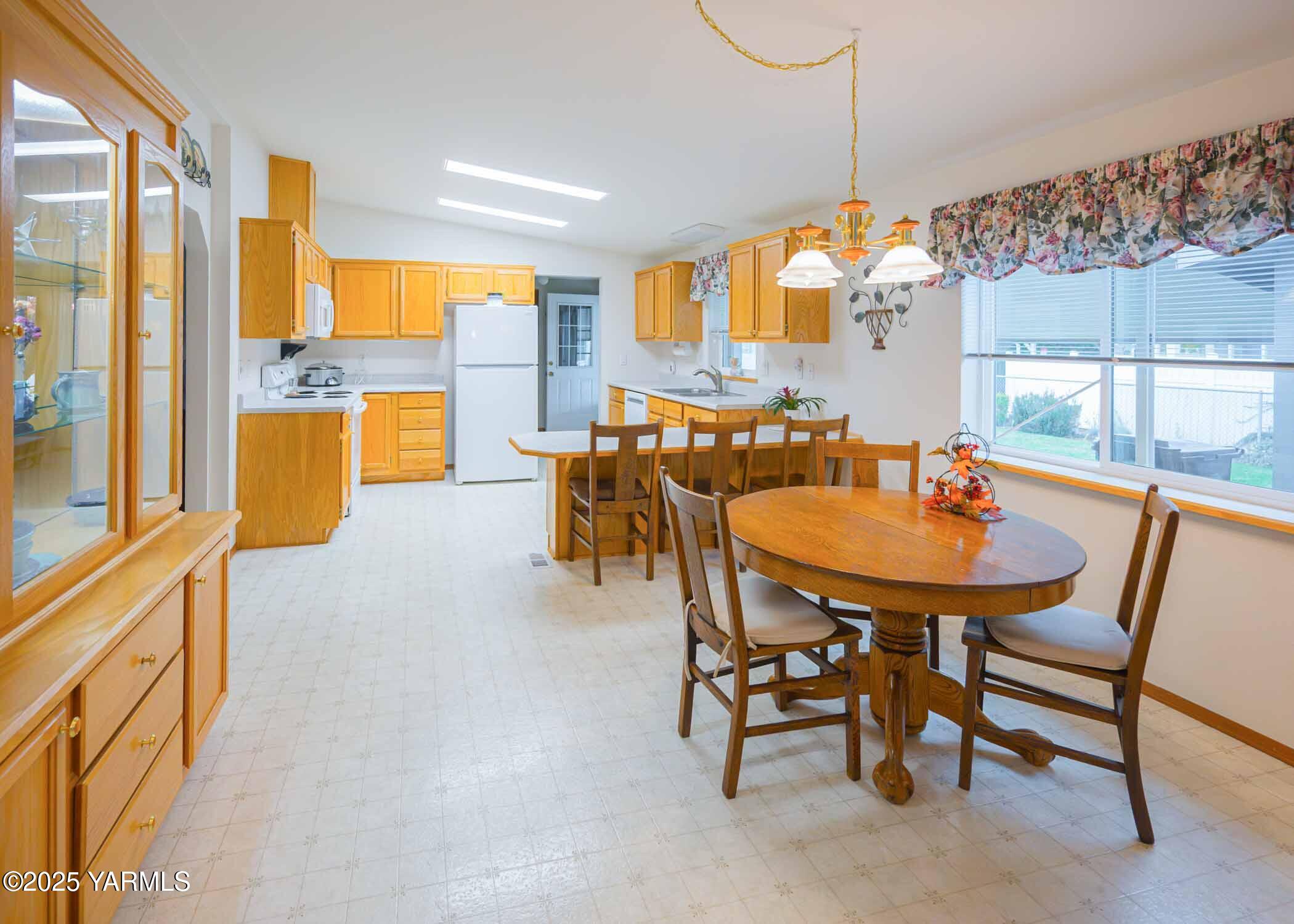 Yakima, Washington 98908, United States, 3 Bedrooms Bedrooms, ,2 BathroomsBathrooms,Residential,Active,242483