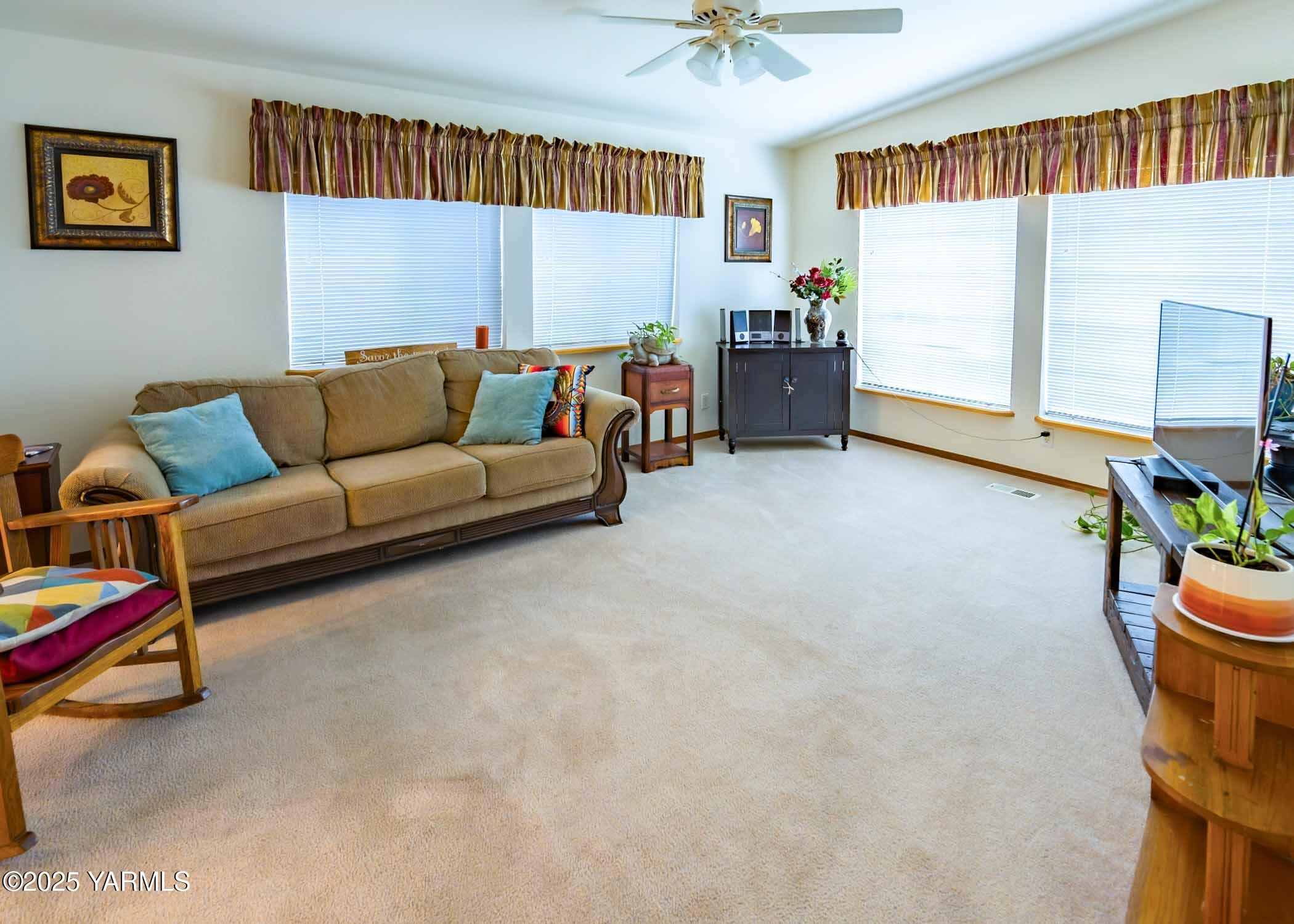 Yakima, Washington 98908, United States, 3 Bedrooms Bedrooms, ,2 BathroomsBathrooms,Residential,Active,242483