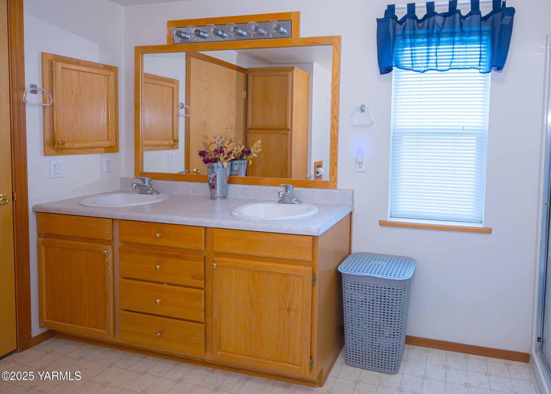 Yakima, Washington 98908, United States, 3 Bedrooms Bedrooms, ,2 BathroomsBathrooms,Residential,Active,242483