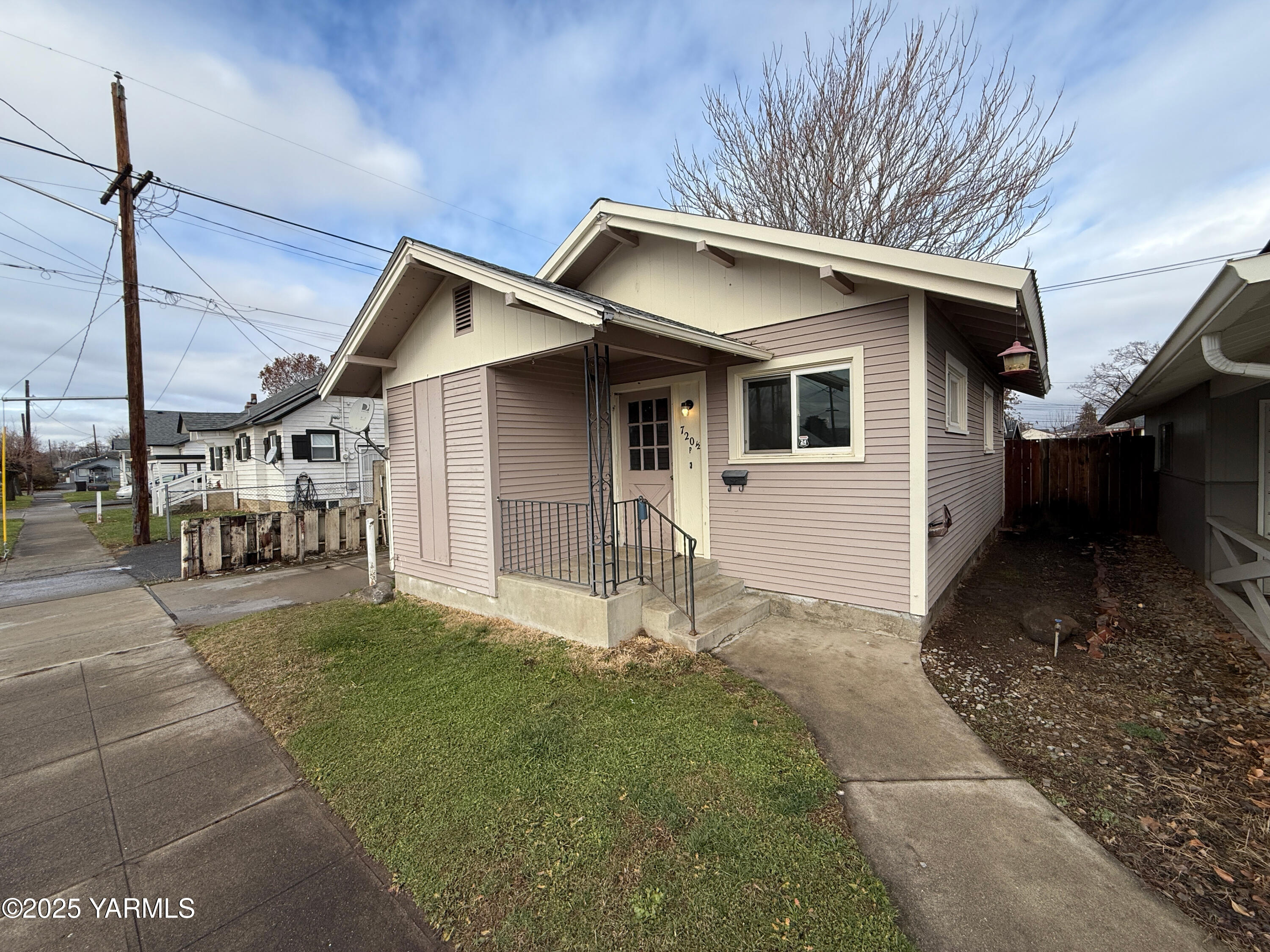 Yakima, Washington 98902, United States, 1 Bedroom Bedrooms, ,1 BathroomBathrooms,Residential,Pending,38237