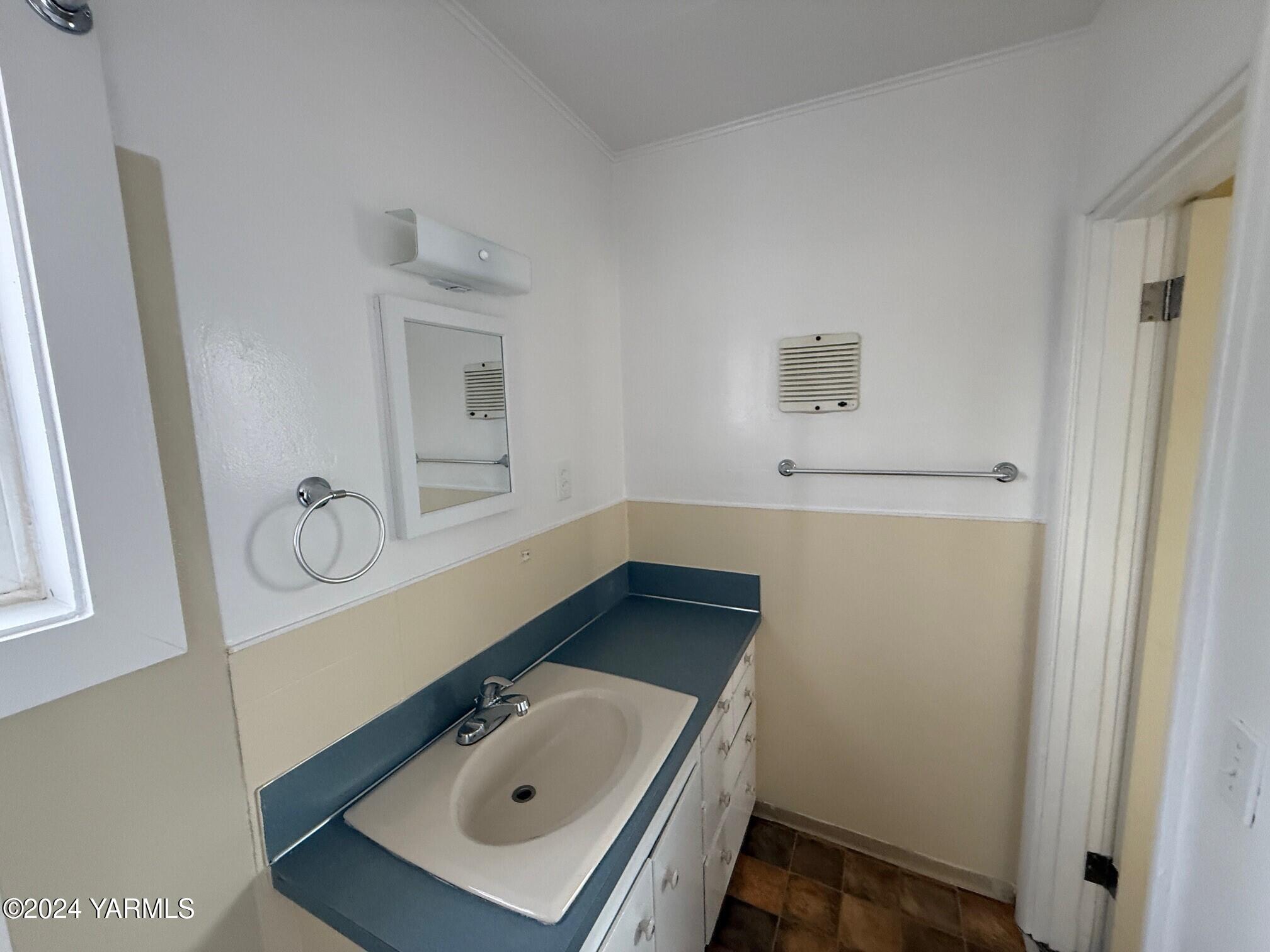 Yakima, Washington 98902, United States, 1 Bedroom Bedrooms, ,1 BathroomBathrooms,Residential,Pending,38237