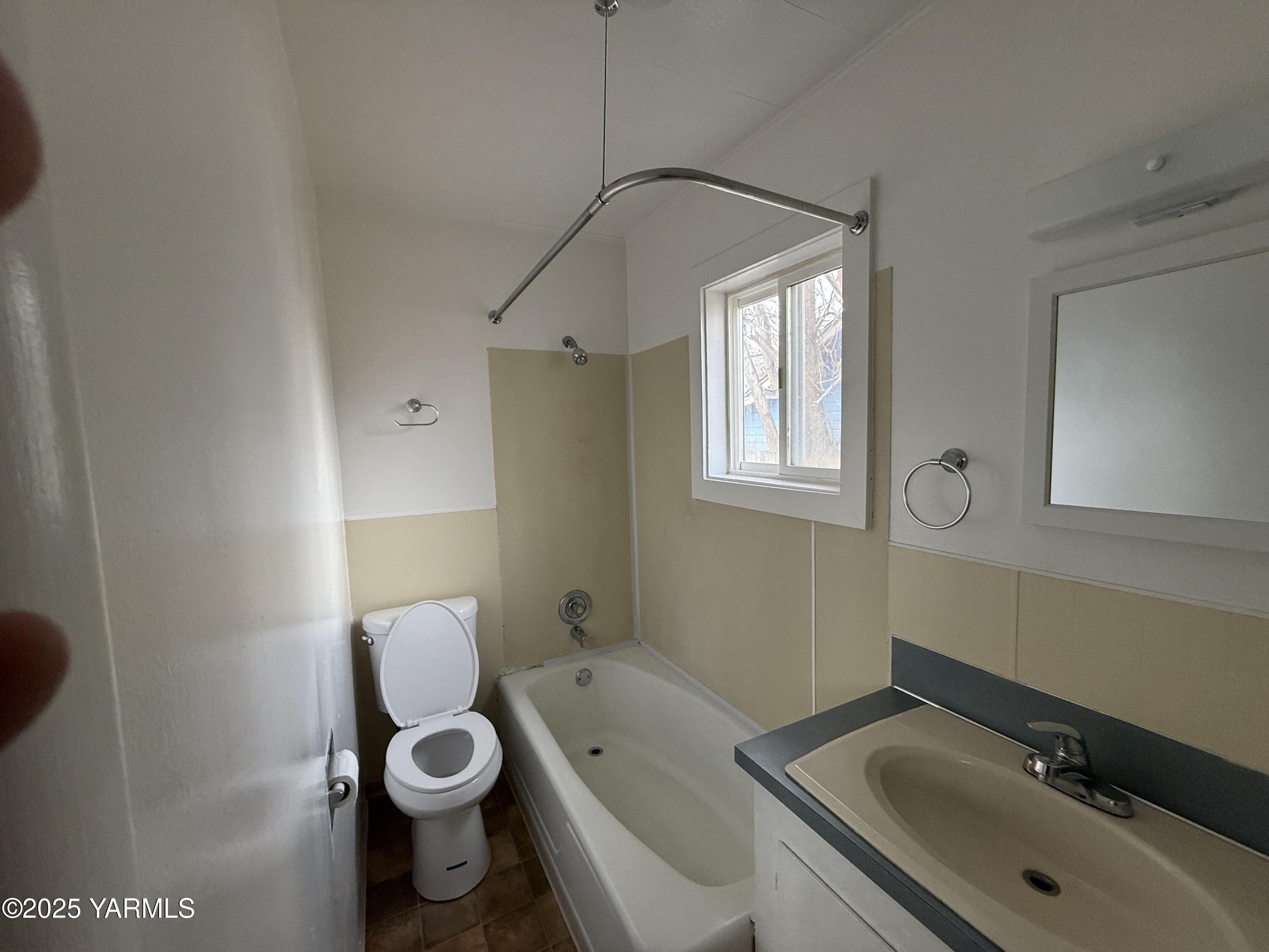 Yakima, Washington 98902, United States, 1 Bedroom Bedrooms, ,1 BathroomBathrooms,Residential,Pending,38237