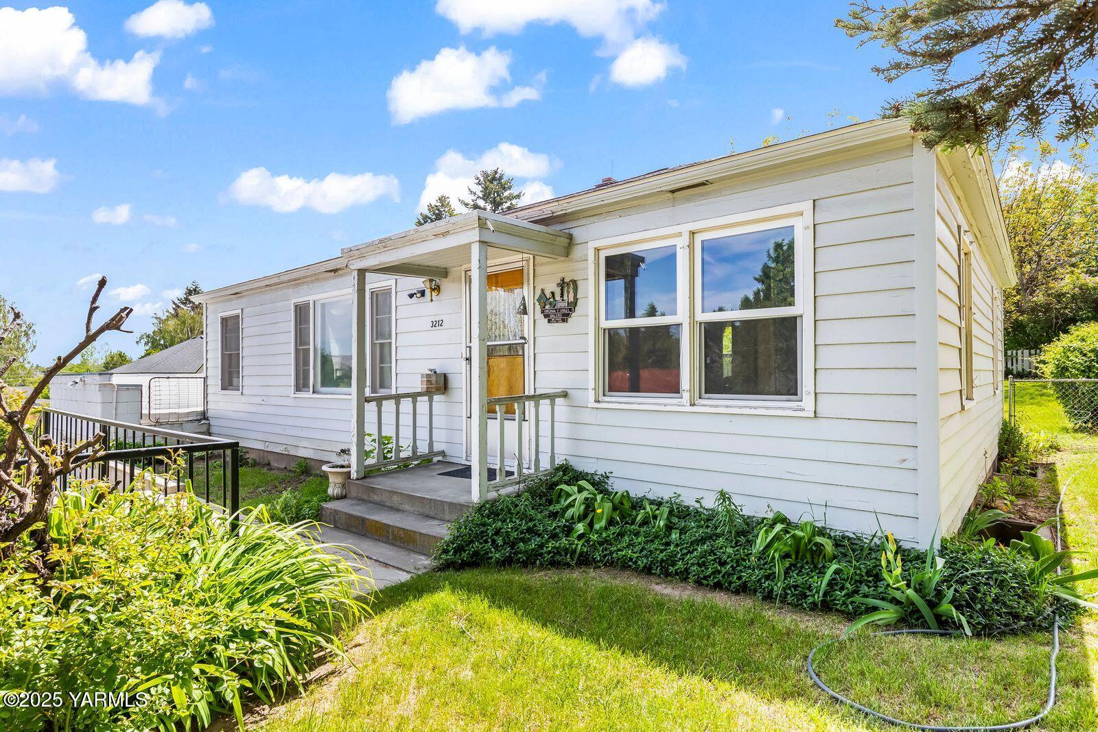 Yakima, Washington 98902, United States, 3 Bedrooms Bedrooms, ,1 BathroomBathrooms,Residential,Active,130262