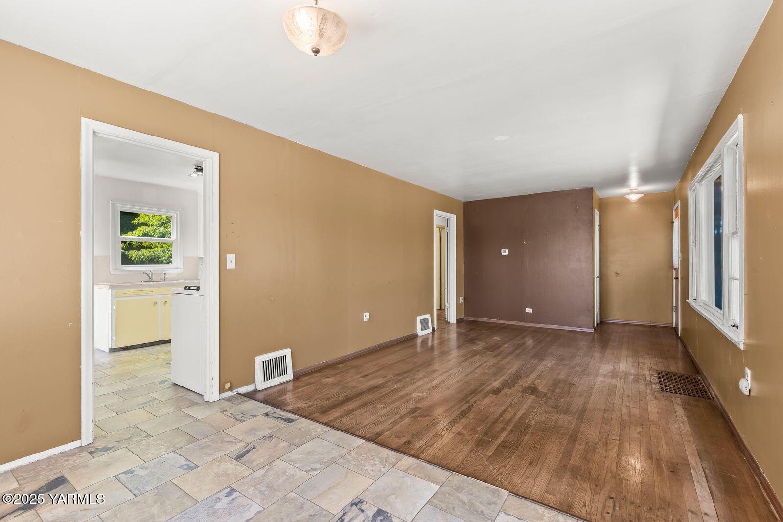 Yakima, Washington 98902, United States, 3 Bedrooms Bedrooms, ,1 BathroomBathrooms,Residential,Active,130262