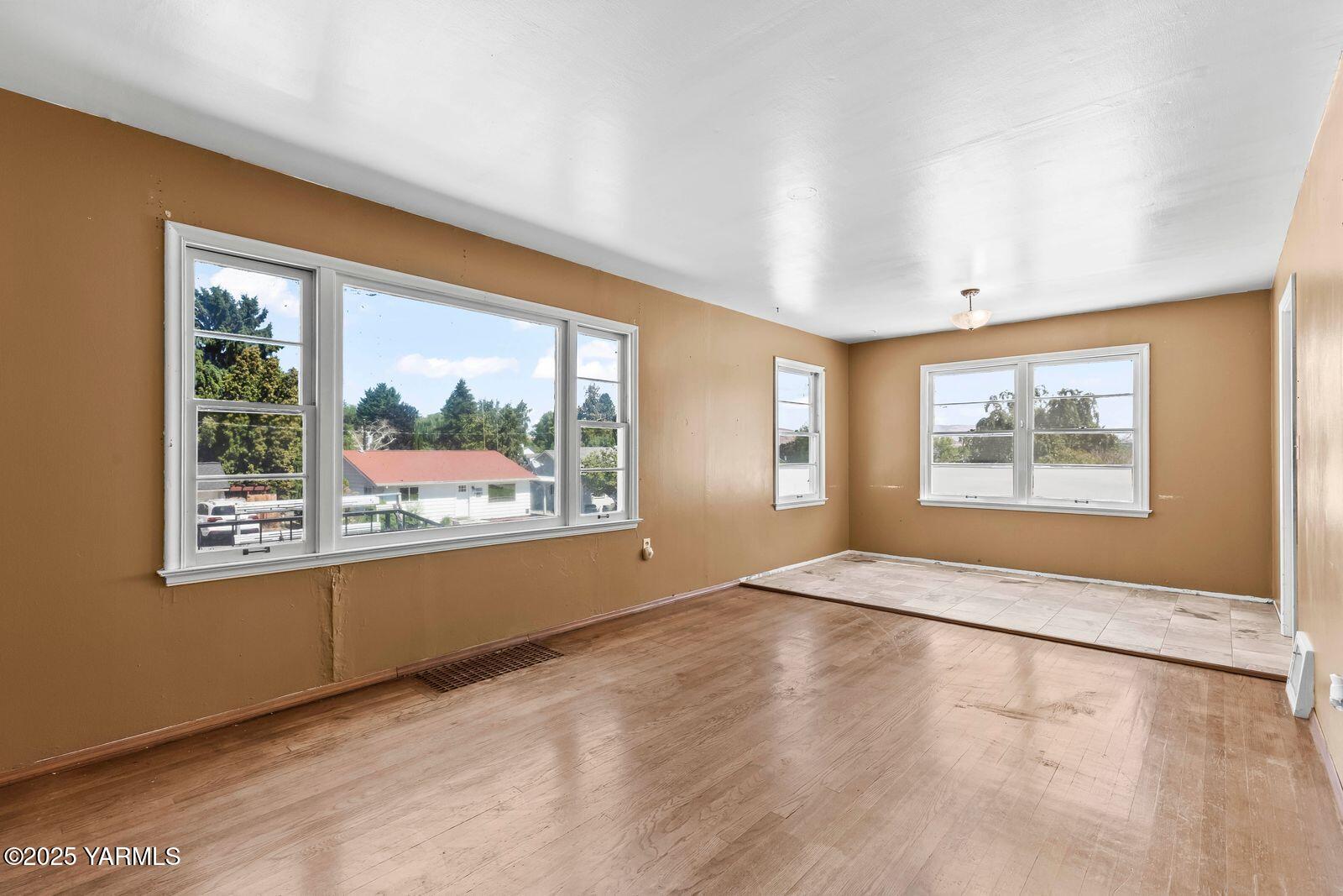 Yakima, Washington 98902, United States, 3 Bedrooms Bedrooms, ,1 BathroomBathrooms,Residential,Active,130262