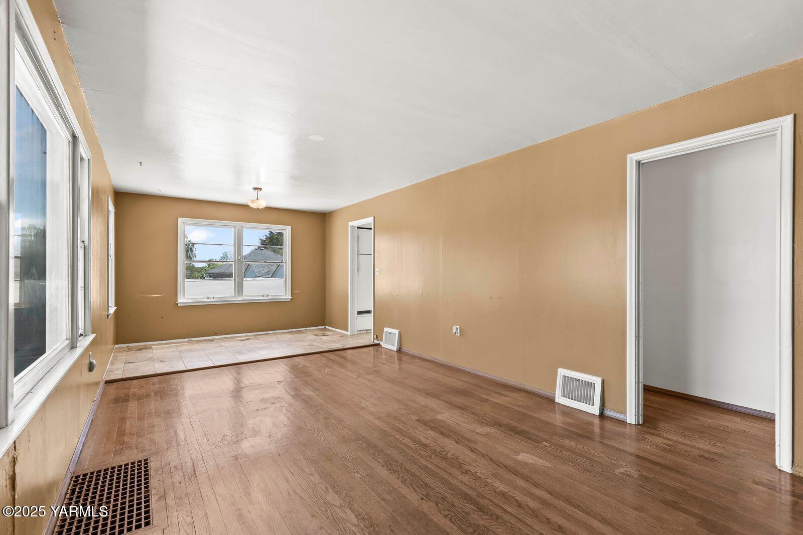 Yakima, Washington 98902, United States, 3 Bedrooms Bedrooms, ,1 BathroomBathrooms,Residential,Active,130262