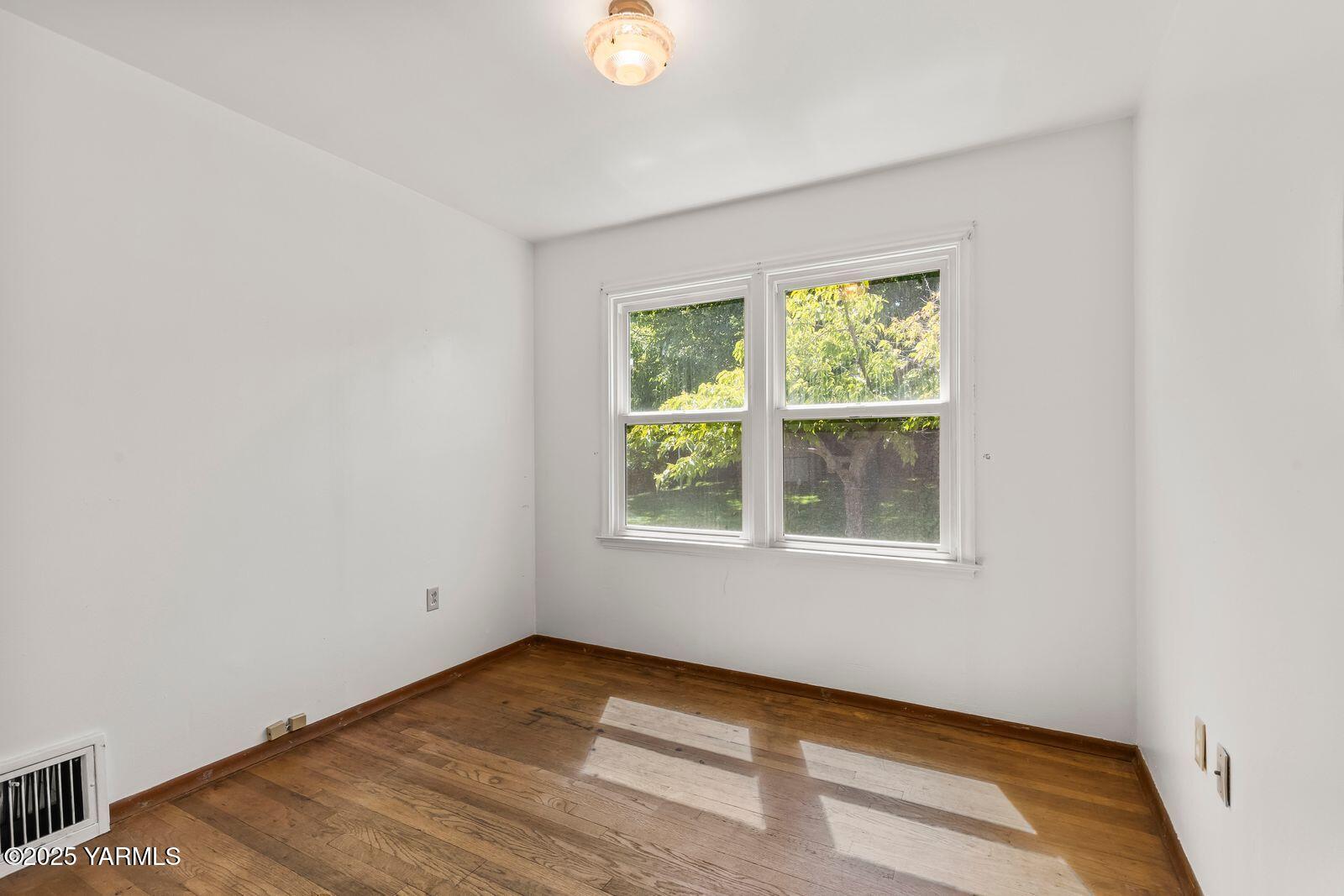 Yakima, Washington 98902, United States, 3 Bedrooms Bedrooms, ,1 BathroomBathrooms,Residential,Active,130262