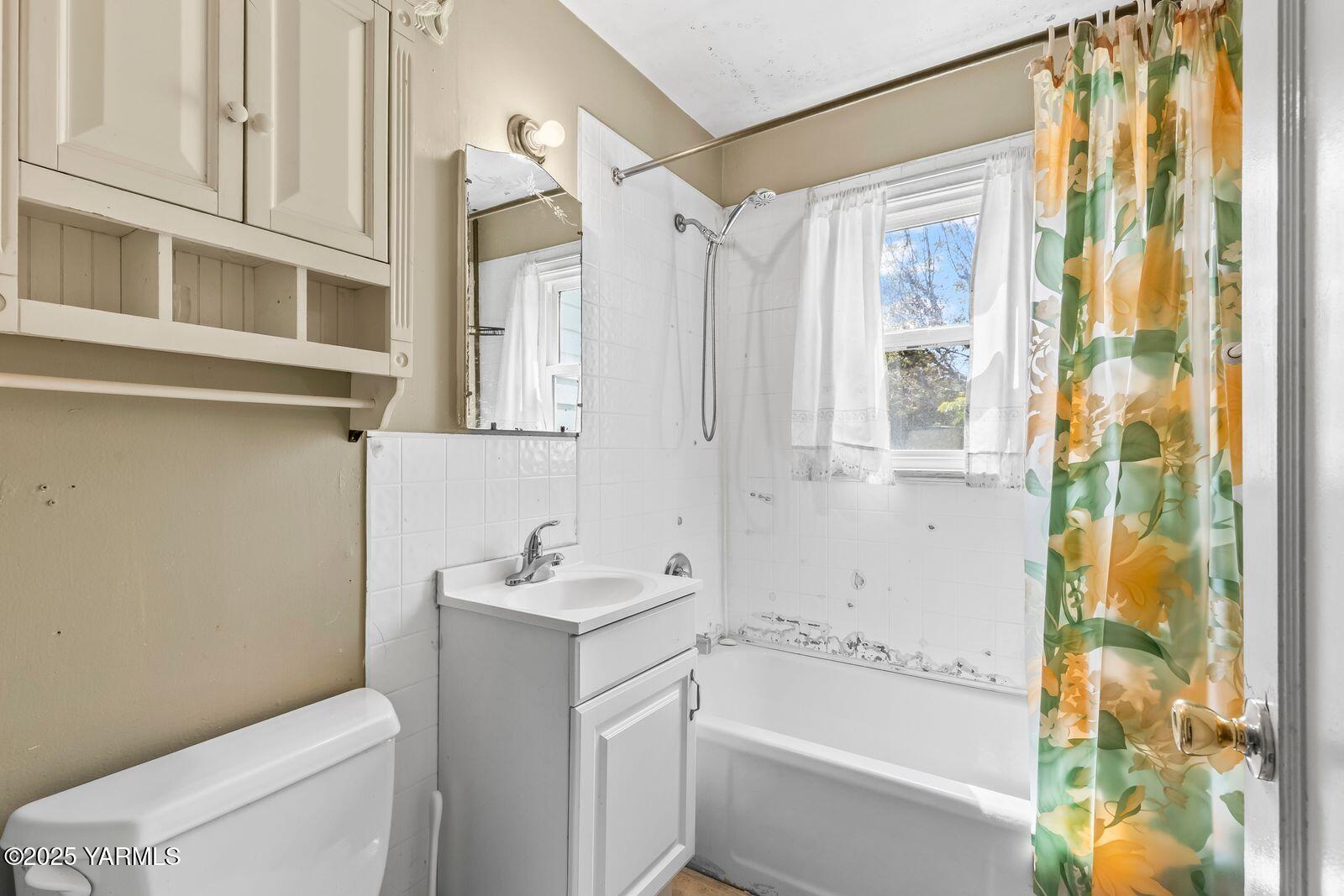 Yakima, Washington 98902, United States, 3 Bedrooms Bedrooms, ,1 BathroomBathrooms,Residential,Active,130262