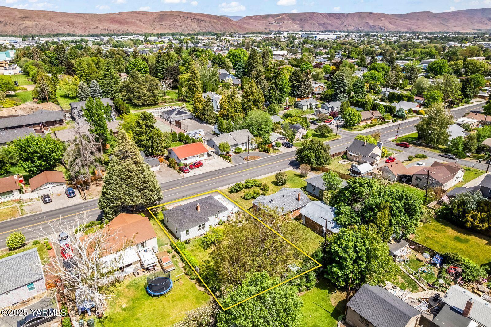 Yakima, Washington 98902, United States, 3 Bedrooms Bedrooms, ,1 BathroomBathrooms,Residential,Active,130262