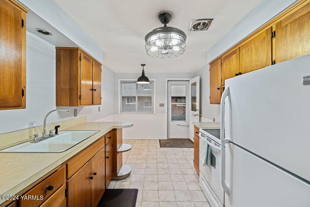 Yakima, Washington 98902, United States, 2 Bedrooms Bedrooms, ,1 BathroomBathrooms,Residential,Active,31083