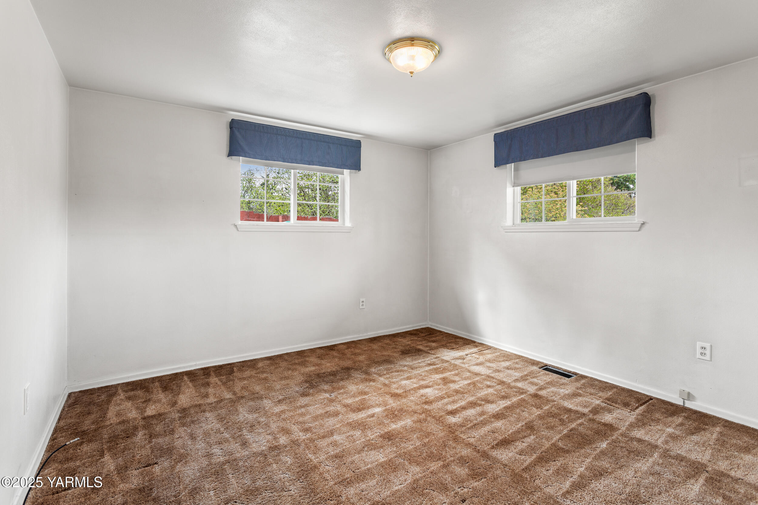 Yakima, Washington 98902, United States, 2 Bedrooms Bedrooms, ,1 BathroomBathrooms,Residential,Pending,105405