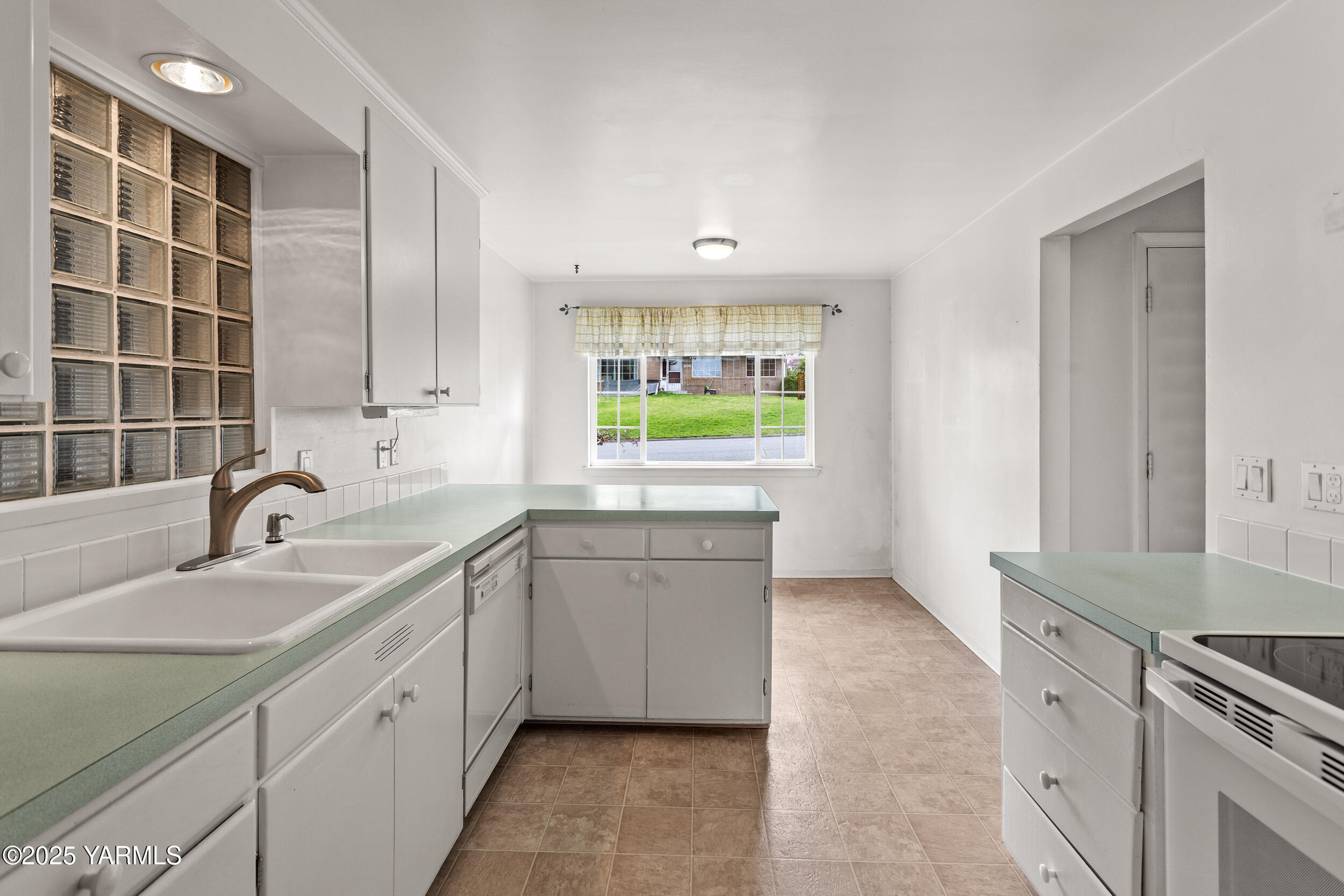 Yakima, Washington 98902, United States, 2 Bedrooms Bedrooms, ,1 BathroomBathrooms,Residential,Pending,105405