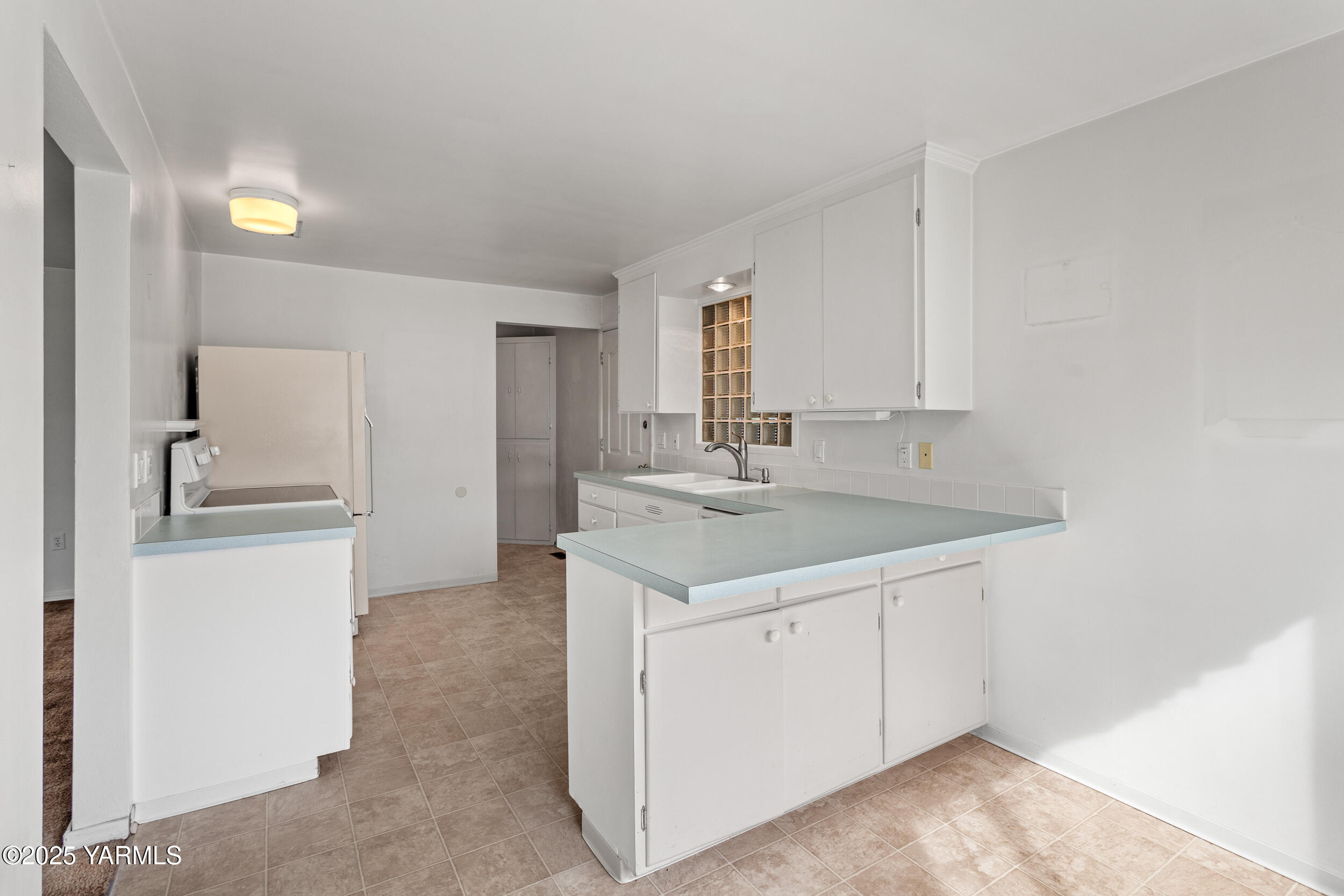 Yakima, Washington 98902, United States, 2 Bedrooms Bedrooms, ,1 BathroomBathrooms,Residential,Pending,105405