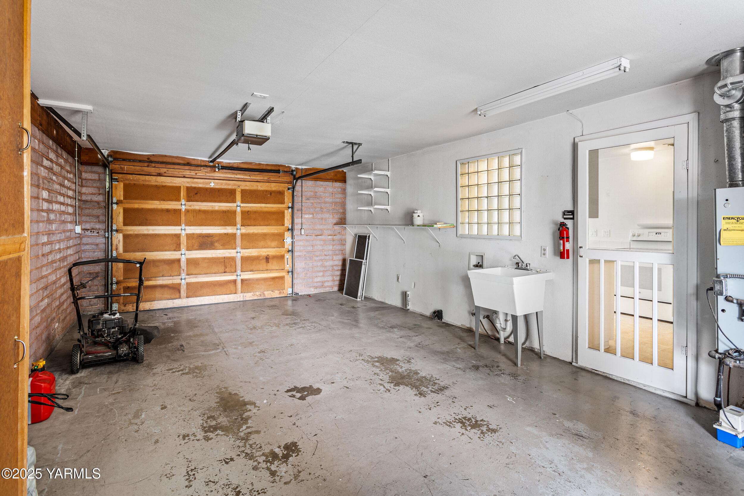 Yakima, Washington 98902, United States, 2 Bedrooms Bedrooms, ,1 BathroomBathrooms,Residential,Pending,105405