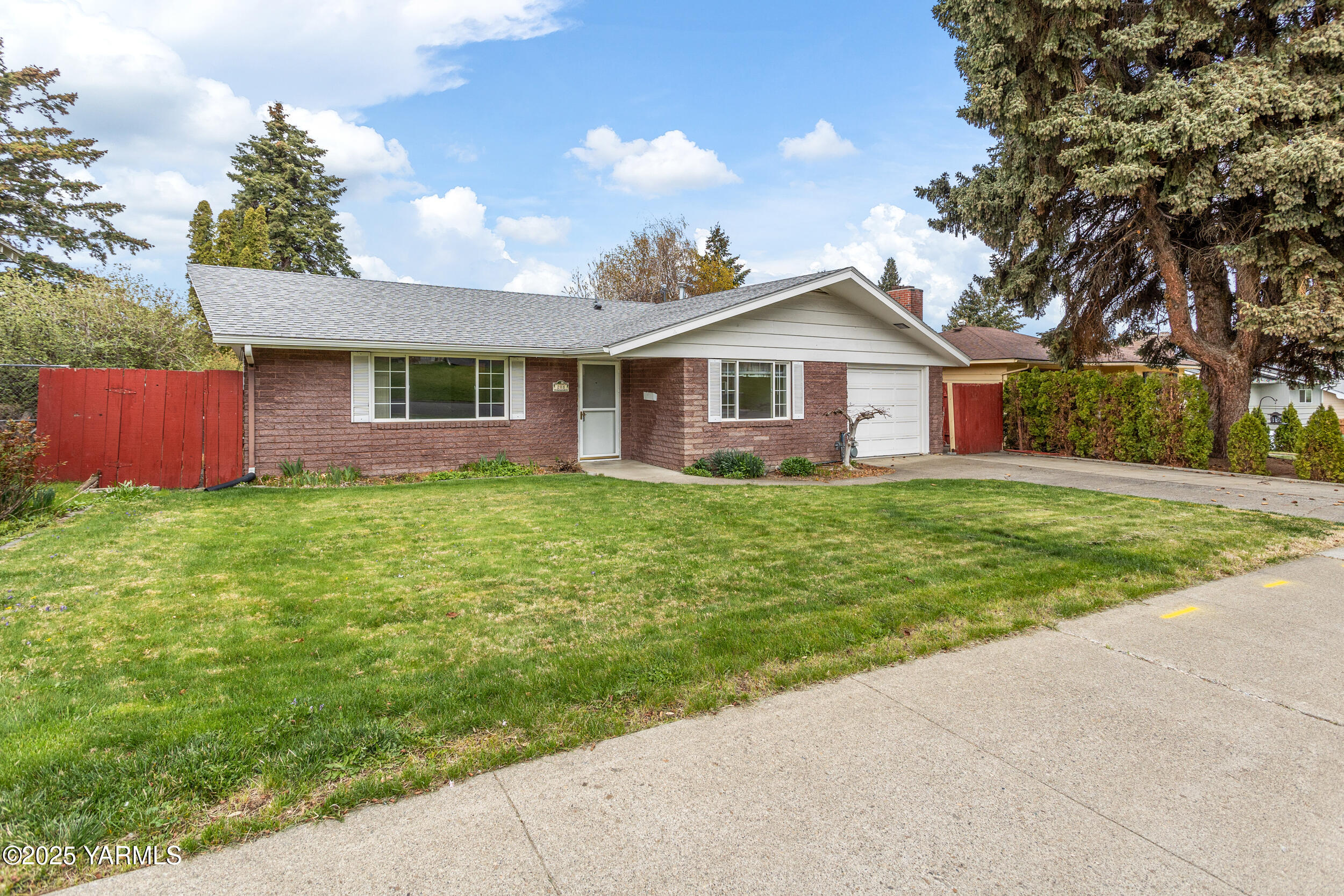 Yakima, Washington 98902, United States, 2 Bedrooms Bedrooms, ,1 BathroomBathrooms,Residential,Pending,105405