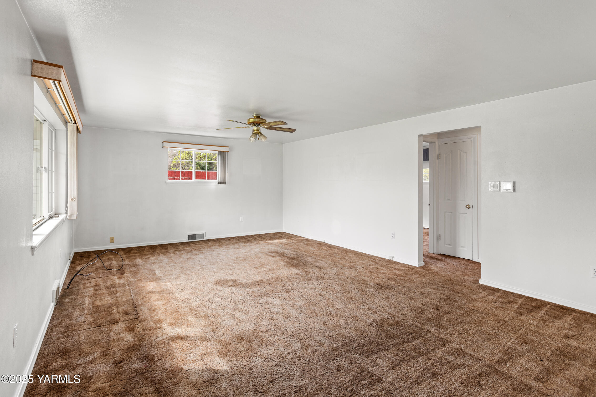 Yakima, Washington 98902, United States, 2 Bedrooms Bedrooms, ,1 BathroomBathrooms,Residential,Pending,105405