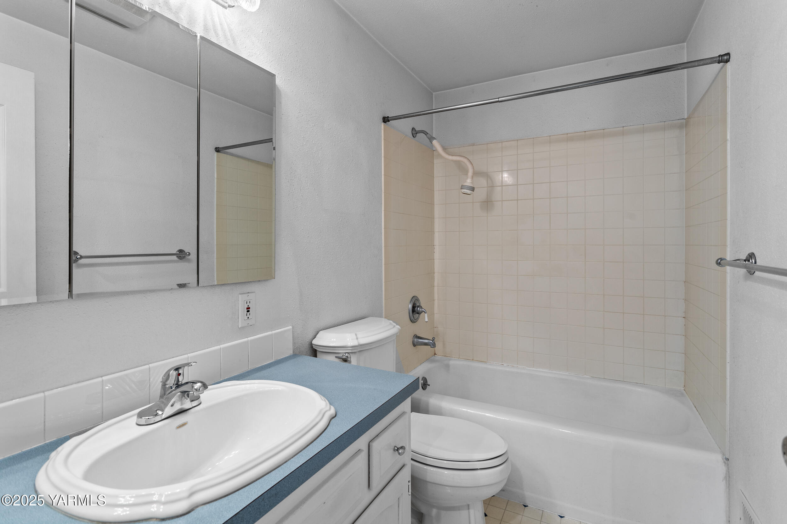 Yakima, Washington 98902, United States, 2 Bedrooms Bedrooms, ,1 BathroomBathrooms,Residential,Pending,105405